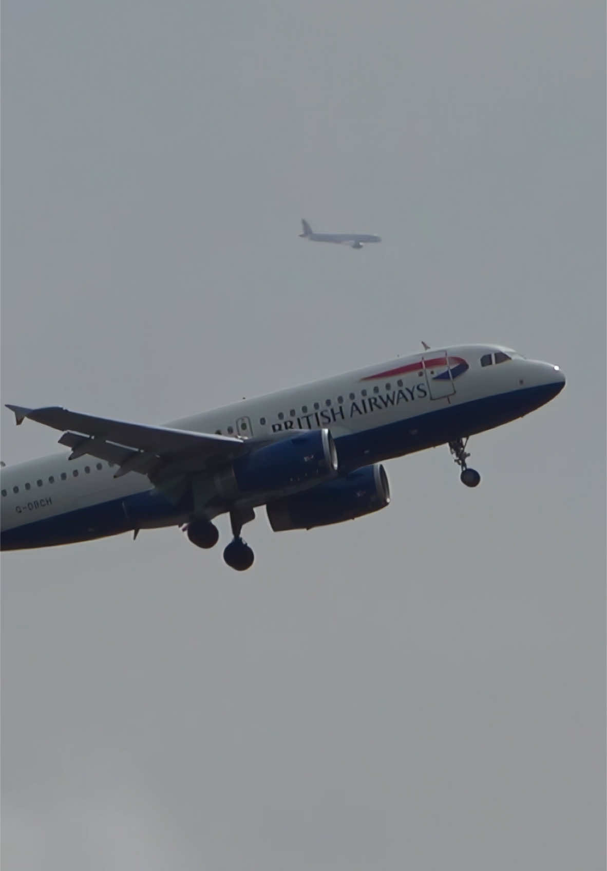 British Airways Airbus get buffeted by very strong winds at Heathrow Airport #storm #airbus #a319 #heathrow #crosswind #pilot #stormy 