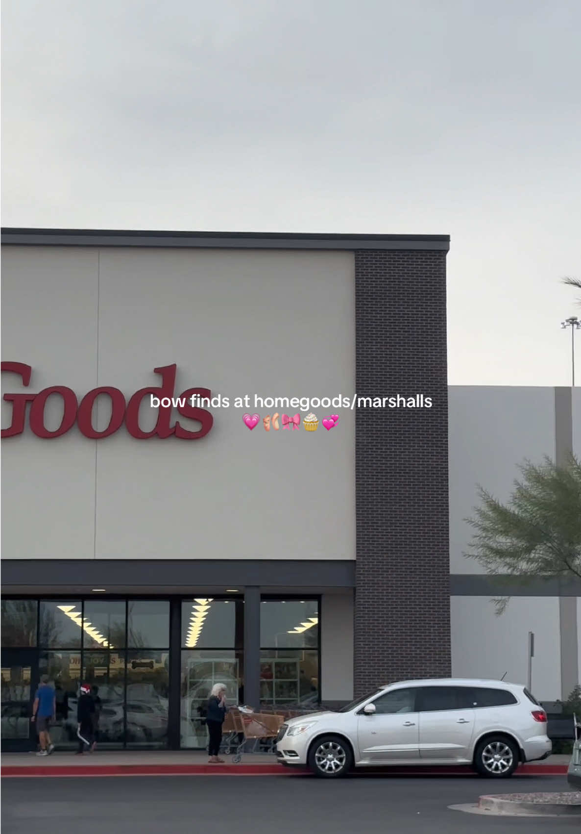 pink and bows have always been my thing im so happy they’re everywhere now😍 #shopping #homegoods #marshalls #homegoodsfinds #bowhunting #bows #girlmom @HomeGoods 