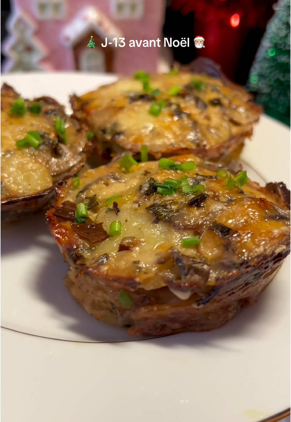 J-13  MINI GRATIN DAUPHINOIS, DUO DE POMME DE TERRE, CRÈME DE CHAMPIGNONS ET COMTÉ 🎄✨ L’accompagnement parfait pour les fêtes ! 😍 Ingrédients :  -1 kg de pomme de terre  -1 patate douce  -400g de champignons  -une brique de crème  -persillade  -comté  -sel/poivre  -ciboulette fraîche  Cuisson : au four 45/50 minutes à 200 degrés !  #gratin #noel #ideerecette #recettefacile 