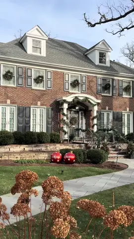 Leave your guess in the comments ⇨ Heartwarming moments, hilarious one-liners, and festive mischief have made this Christmas movie a classic for over 30 years. Here are some Fun Facts: 💰It was 1990’s second highest-grossing movie, behind Ghost. ✍🏼 John Hughes wrote the script in just 9 days  😱 Kevin’s iconic scream was totally improvised  ⚡️Director Chris Columbus later brought the first two Harry Potter movies to life. You can visit this filming location on our mystery road trip 💌 Cinema & Scenery💌 Thanks to @Cynthia Marneris | Food + Life for the festive video of 671 Lincoln Ave ✨  #homealonehouse #christmasmovie #filminglocation #moviemagic #christmasfilms #roadtripworthy #photoop #guesswheretrips 