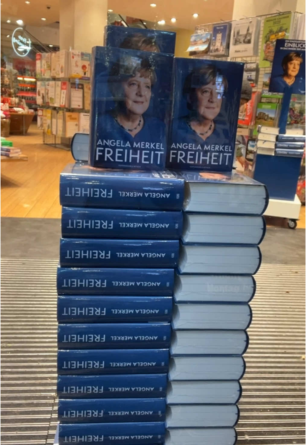 Ladenhüterin                                  >                                                        ‼️3. ThekenAlarmTage am 1./2. Februar in Dortmund 😎 Claus, Olaf und Freddy ✊ täglich auf YouTube 🇩🇪 #thekenalarm #mutbürger #deutschland #merkel #buch #freiheit 