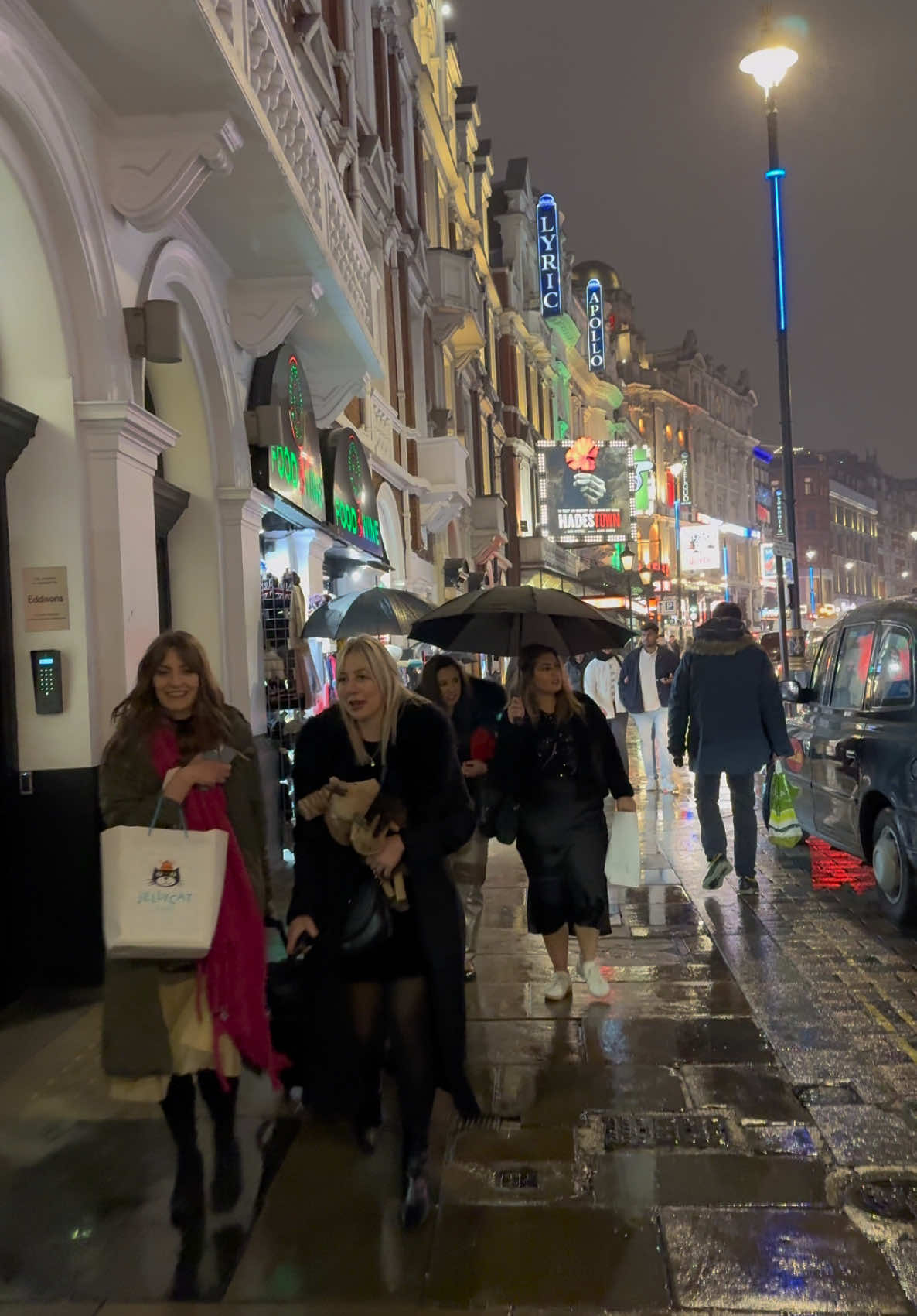 London Streets 🇬🇧 Shaftesbury Avenue 