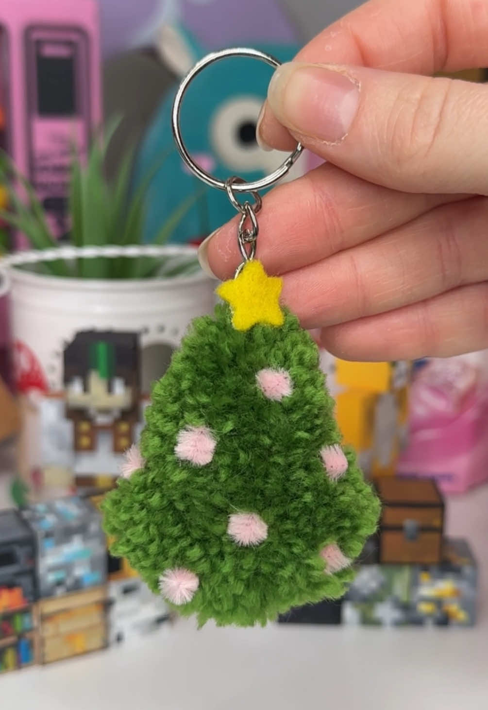 diy christmas tree keychain 🎄 #fyp #DIY #easydiy #keyring #giftideas #tutorial #christmasdiy 