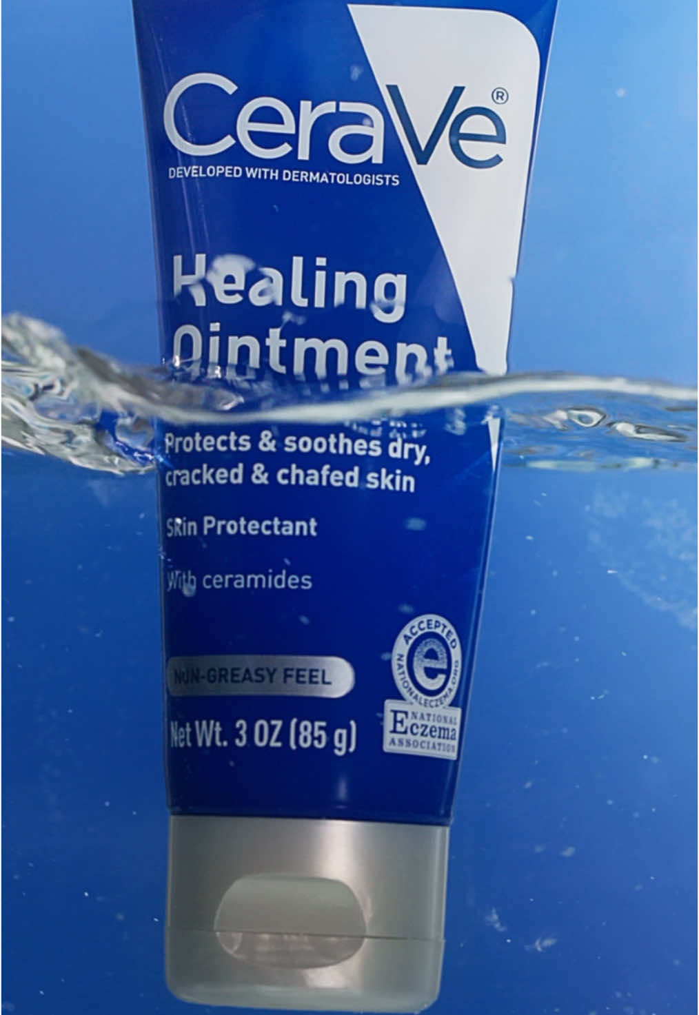 #CeraVePartner @CeraVe’s Healing Ointment deeply hydrates even the most dry or chapped skin. 