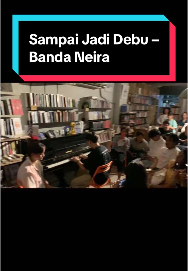 Sampai Jadi Debu – Banda Neira. Live at Kios Ojo Keos. (Ananda Badudu menangis haru) Sampai kita tua, sampai jadi debu. Ku di liang yang satu, ku di sebelahmu. @anandabadudu @SASHA @Banda Neira  #BandaNeira #SampaiKitaTua #SampaiJadiDebu #KiosOjoKeos 