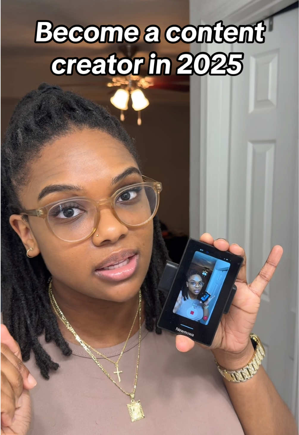 If you’re looking to become a content creator in 2025 then thus vlog screen monitor is a must have!! Instead of spending HUNDREDS of dollars on an expensive camera I use this! It mirrors to my phone allowing me to create quality content using my back camera 🤩 #newmowavlogscreen #vlogscreen #vlogscreenmonitor #backcamera #vlogging #vloggingcamera #vloggingcameraforbeginners #contentcreator #contentcreatortips #contentcreatorsoftiktok #contentcreatorstruggles #equipmentforcontent #recordingonmyphone #screenmirrorring #howtovlog #tiktokshopmusthaves #tiktokshopholidayhual #tiktokshopfinds #giftsforher #giftsforhim 