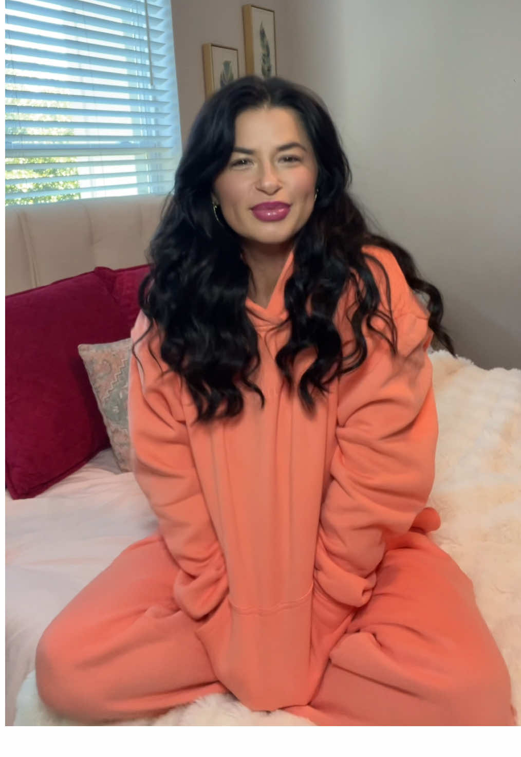 Yall these really do feel like you’re being wrapped up in a hug #trending #comfrt #comfrtclothing #comfrthoodie #comfort #2pieceset #joggers #hoodies #joggerset 