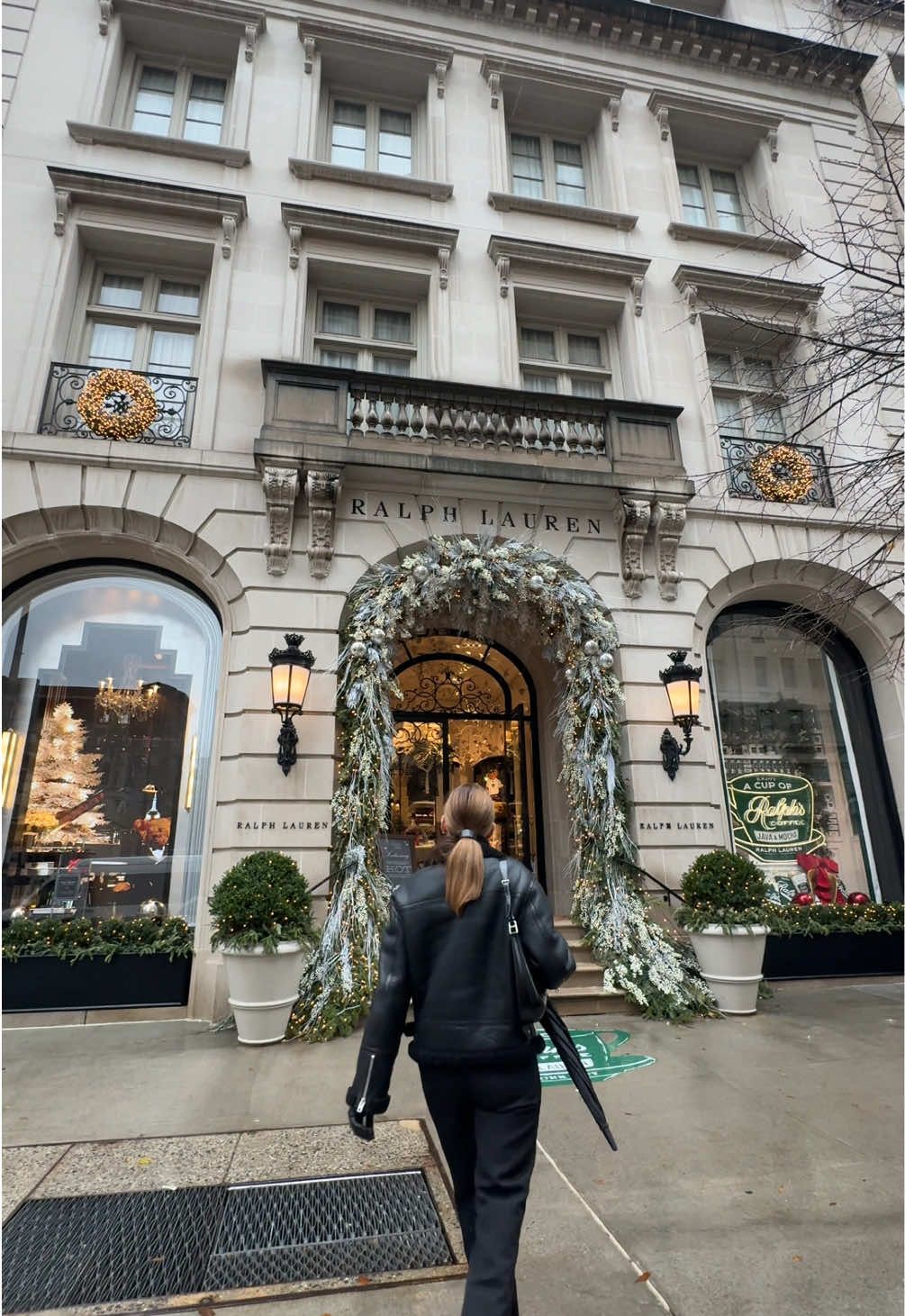 spend the day with us at ralph lauren during the holidays 🐎🎄🍾✨ #ralphlauren #nycchristmas #holidayseason #comewithus #diml #spendthedaywithme #shopwithus #nancymeyers #motherdaughter #uppereastside  @Ralph Lauren 