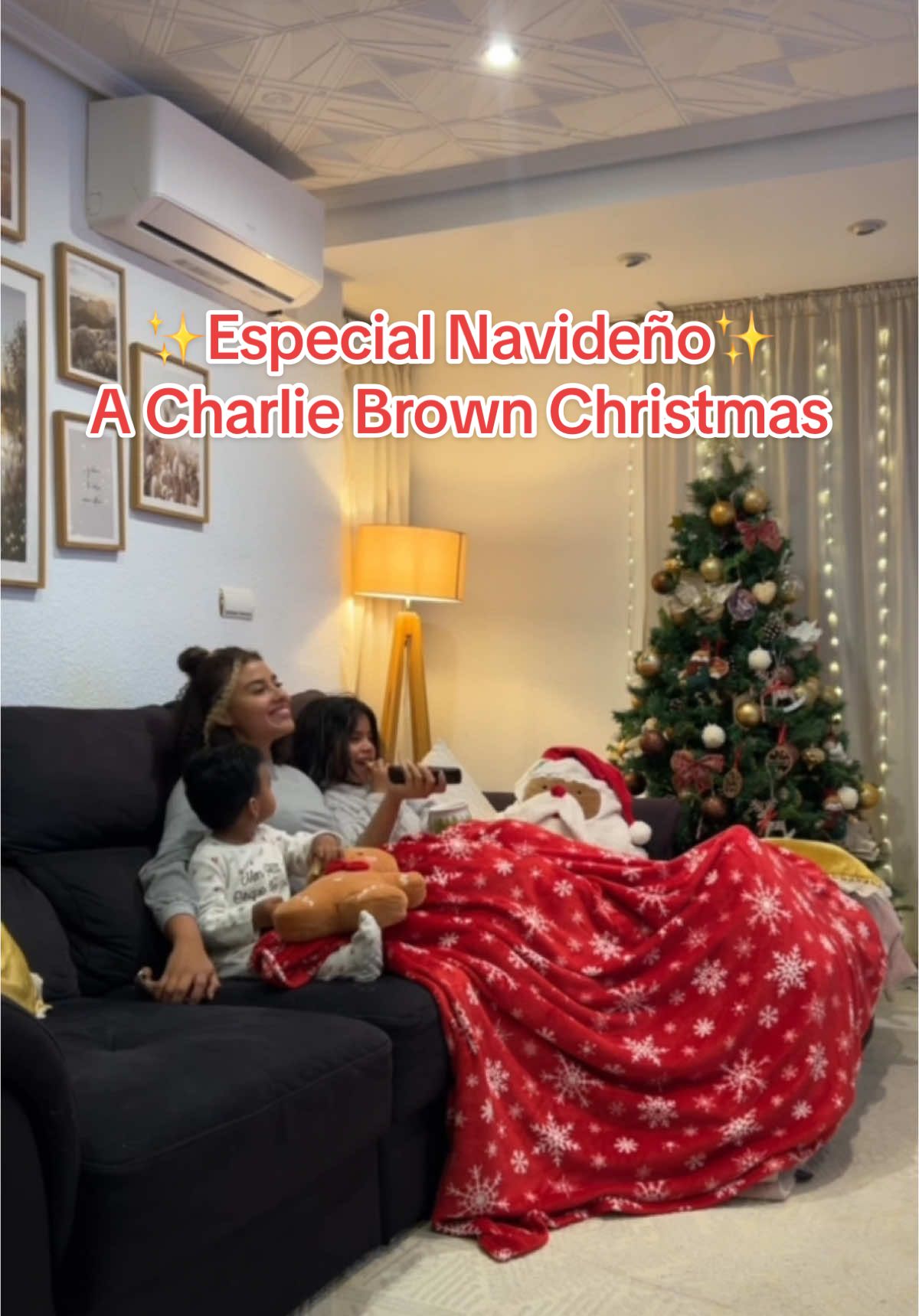 ❄️Para días fríos buenos planes en casa y el nuestro es ver el especial navideño, A Charlie Brown Christmas, 🎄si tú también lo quieres ver y hacer el plan perfecto el día 14 y 15 de diciembre podéis acceder de forma gratuita y sin necesidad de suscripción al especial y a más contenido de Peanuts en @Apple TV 🤍 @Snoopy #ad #Snoopy #Peanuts #CharlieBrownChristmas