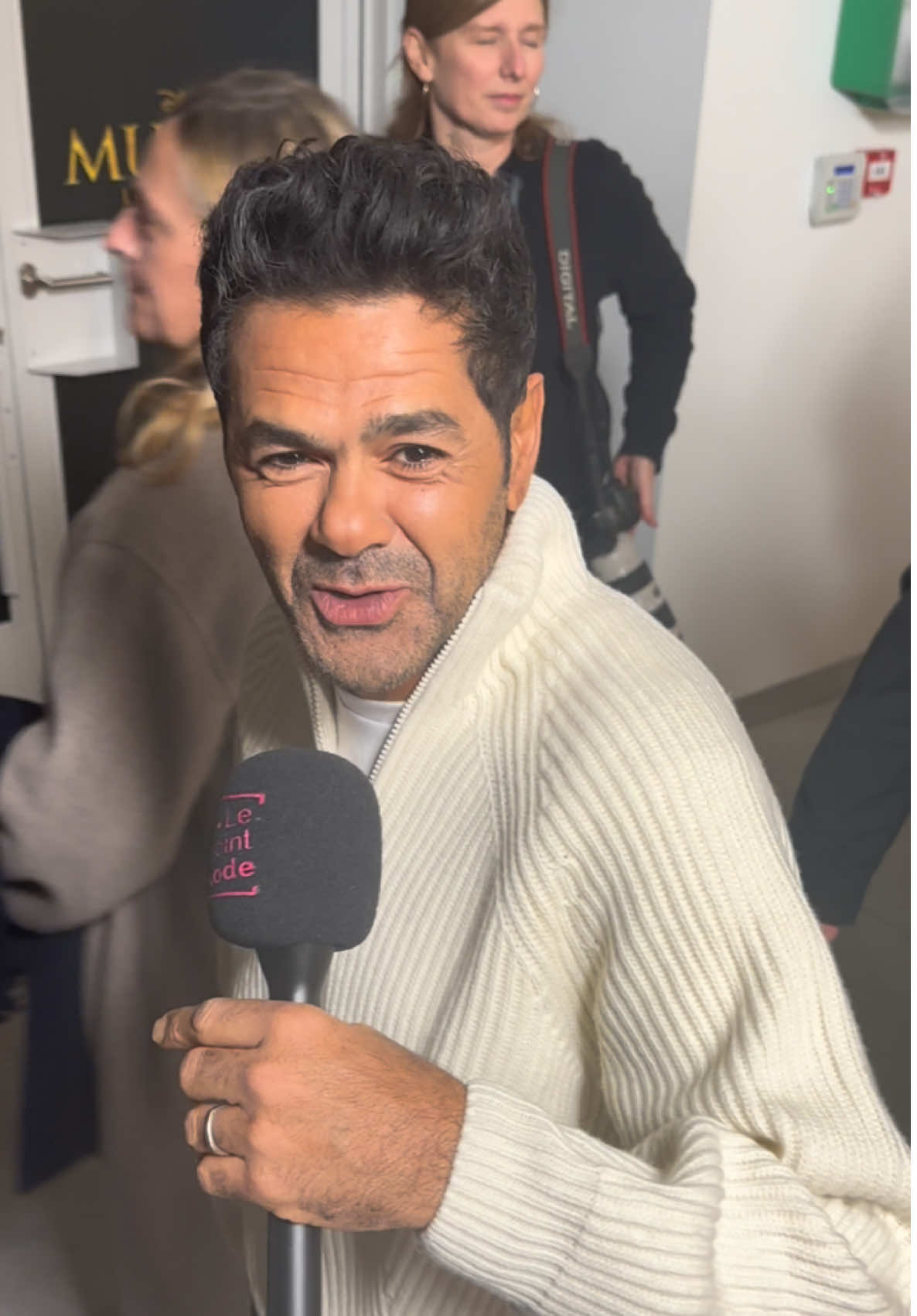 Le #pointmode de #jameldebbouze à l’avant-premiere de #mufasa à paris ! #TikTokFashion #fashiontiktok #jamel #pourtoi 