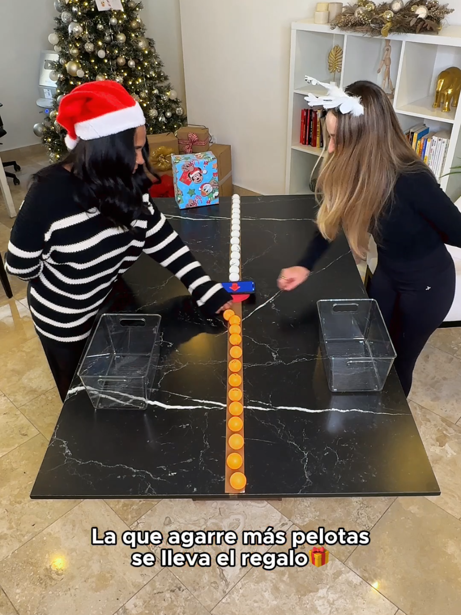 La que agarre más pelotas se lleva el regalo🎁😂 #reto #juego #navidad #posada #idea #regalos #longervideos