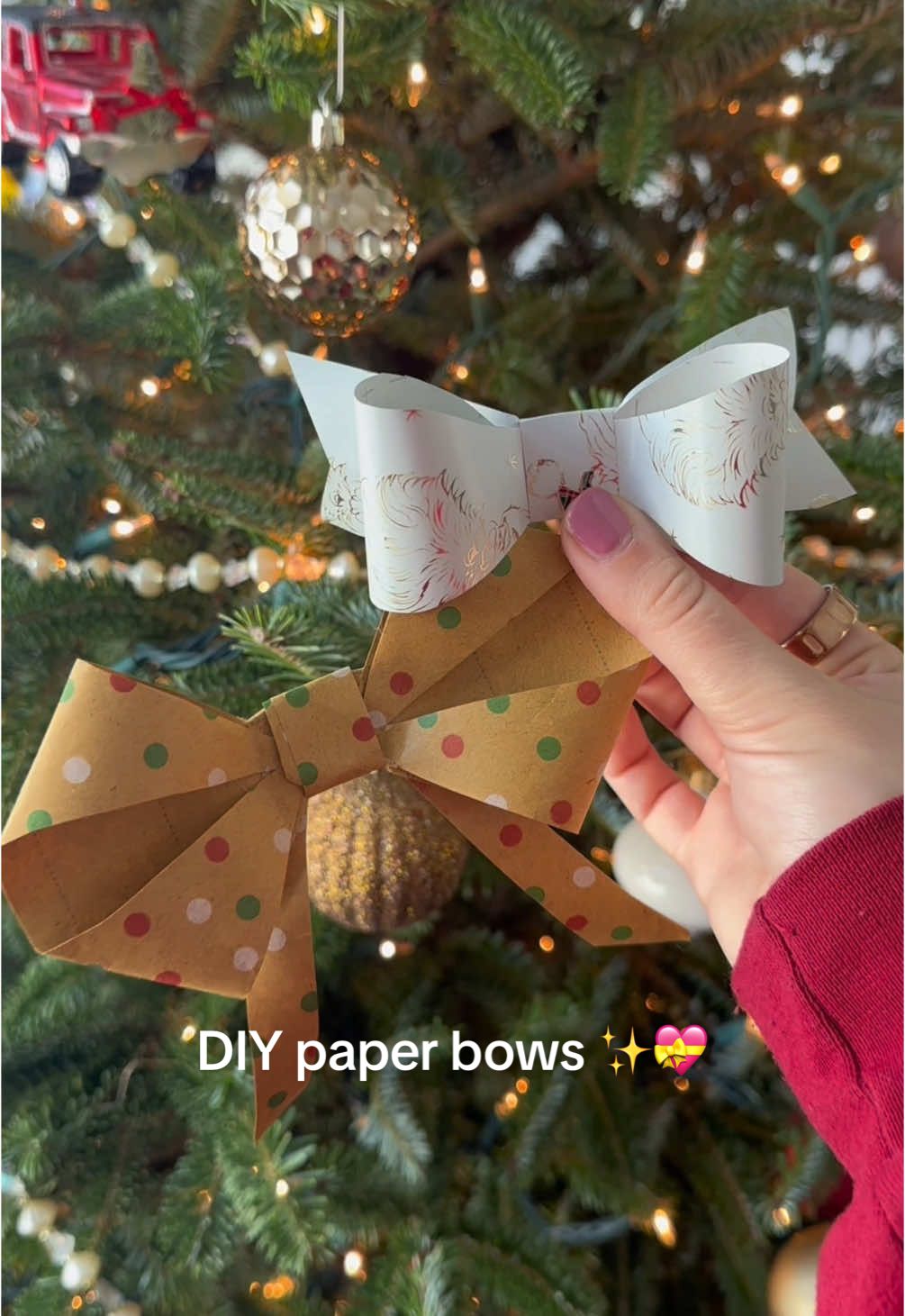 DIY bows from leftover wrapping paper scraps 💝 #DIY #bow #bows #christmas #gift #wrapping #wrappinggifts #wrappinghacks #paperbow #craft 