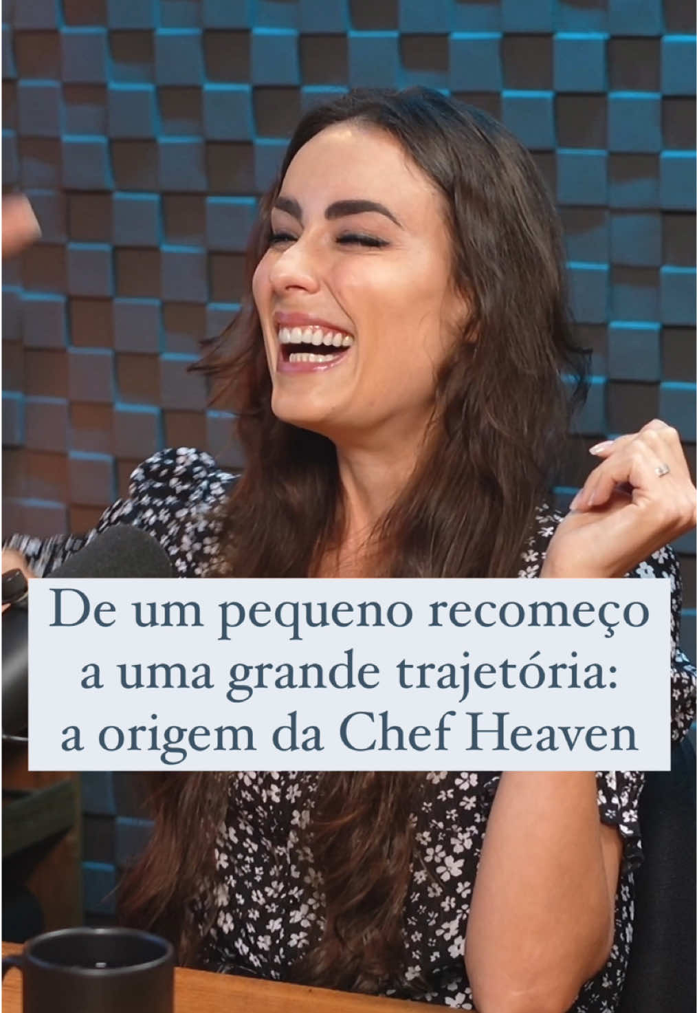 Imagina sair de uma comunidade isolada, sem quase nada, com muitos filhos e apenas 50 dólares.  Foi assim que os pais da @chefheavendelhaye começaram sua nova vida no Brasil, ensinando inglês e francês para colocar comida na mesa.  Com muito esforço, abriram um pequeno bistrô em casa, onde Heaven, aos 11 anos, já colocava a mão na massa na cozinha.  Essa é uma história de determinação, coragem e muito trabalho.  Quer conhecer mais sobre esse início e como isso moldou a trajetória de uma das chefs mais talentosas do país?  Assista o episódio completo em nossos canais!  (Disponível no YouTube e Spotify, link na nossa bio) @Chef Heaven Delhaye 