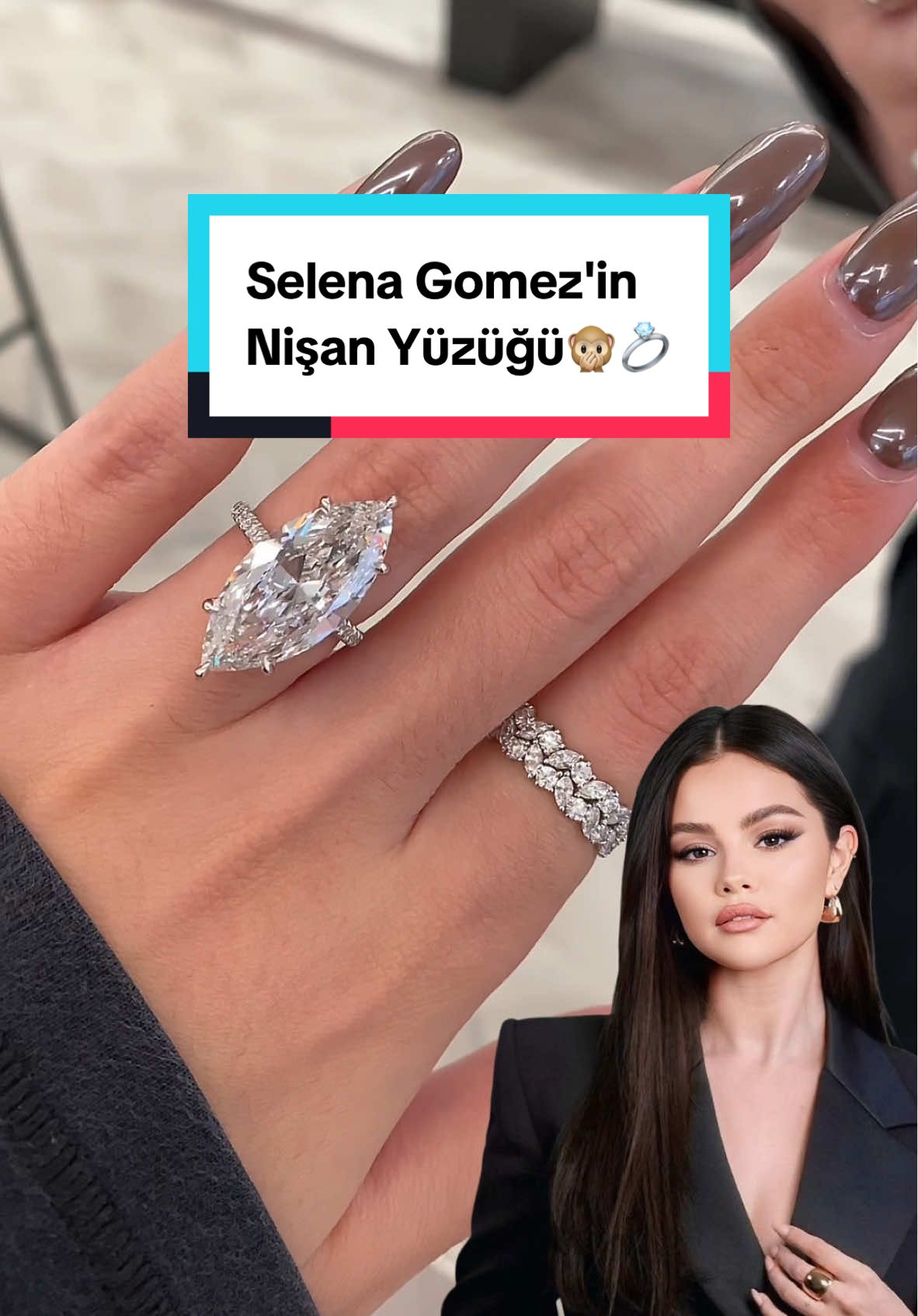 Gelelim Selena Gomez'in baş döndüren nişan yüzüğüne...🙊💍 Selena'nın nişanlandığı haberi kadar yüzüğü de tüm dünyada konuşulanlar arasında girmeyi başardı Hatta yüzük, nişan olayının bile önüne geçmiş durumda..✨ Benny Blanco, Selena’ya tam 7 karat ağırlığında, nadir bulunan 