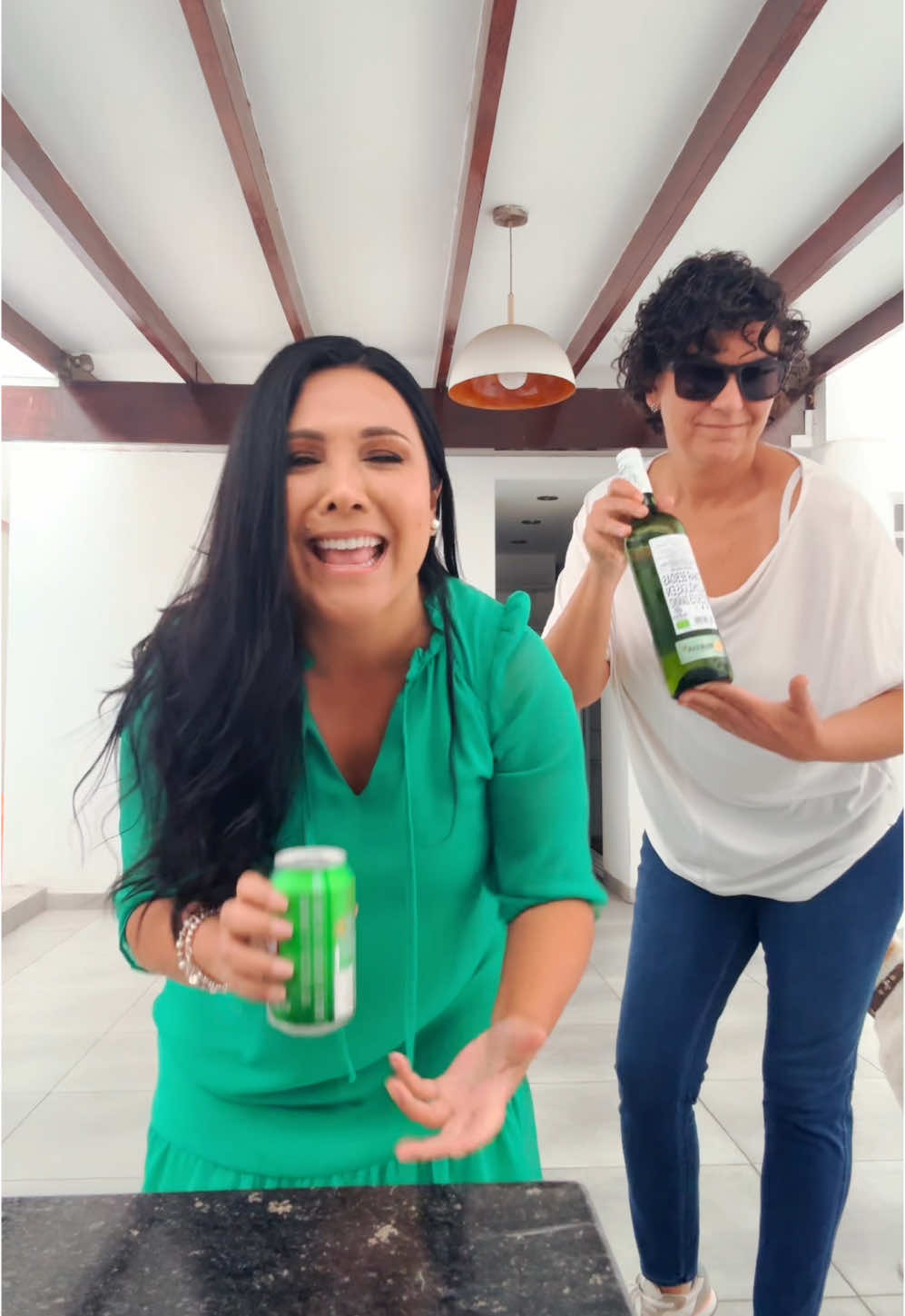 Es Humor  pero @Pilar Arana Griffiths aprovecha en tomar  de verdad 🤪 @pitukoneras #Peru🇵🇪 #Humor #Amigas 🍷🍺🥂🥃🍸