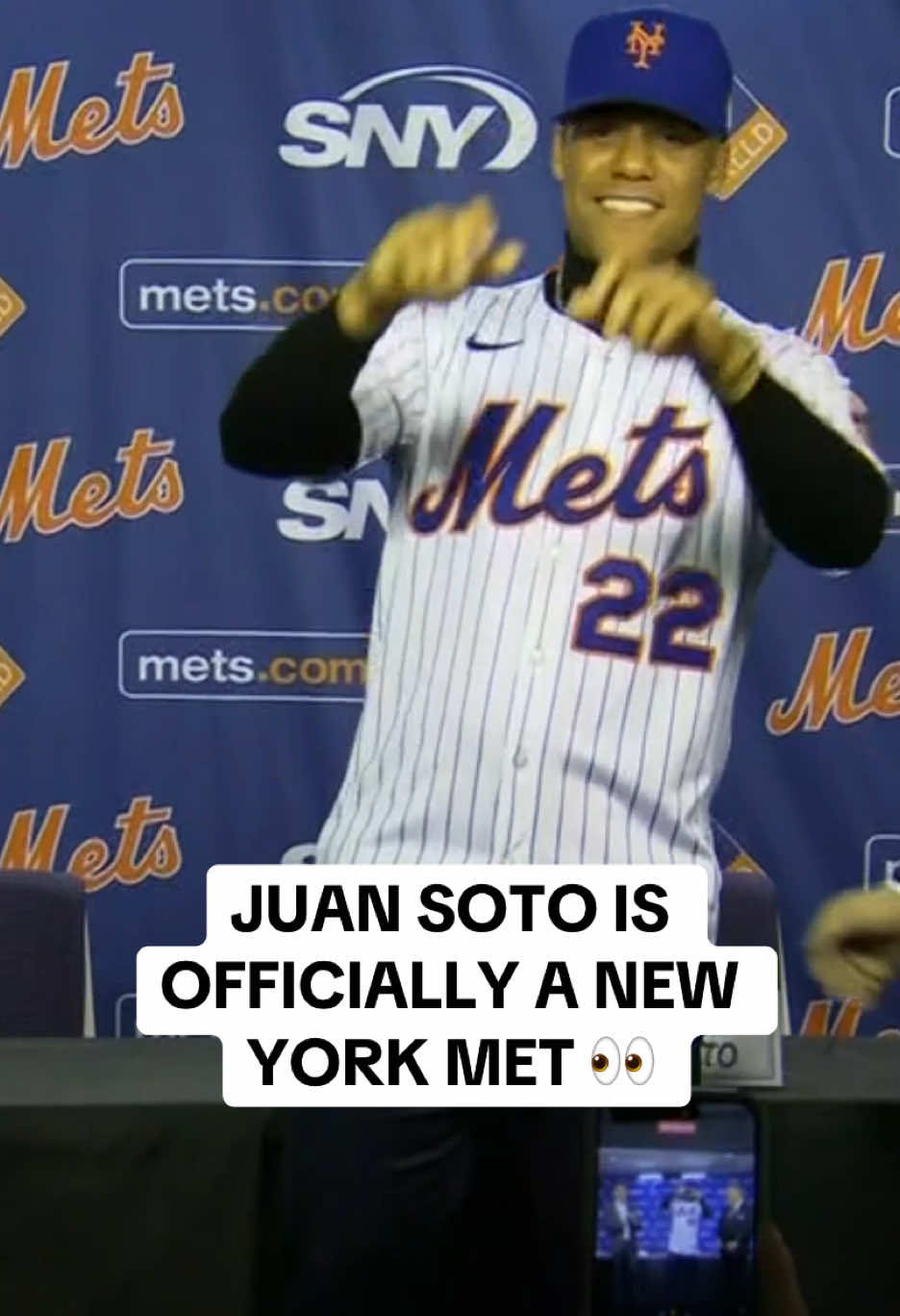 #juansoto puts on his #mets jersey for the first time 🔥 #MLB 