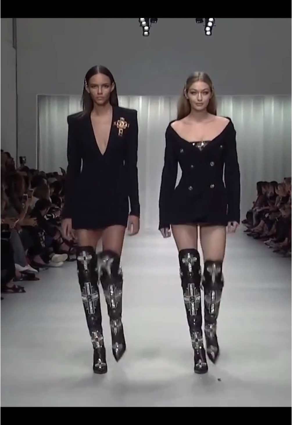 Gigi Hadid and Binx Walton for #Versace SS'18 #versace #gigihadid #runwaywalk #runwaymodels #Runway