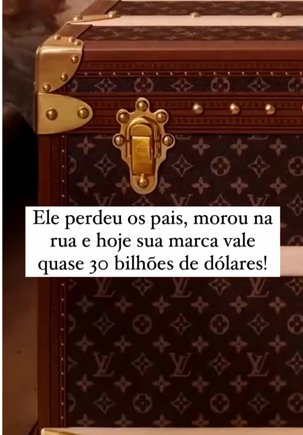 Superação, humildade e a criação de um legado de luxo. Você sabia que um dos maiores nomes do luxo mundial já foi um menino de rua? A história dele vai te surpreender! #louisvuitton #luxo #moda #reels #reelsbrasil #negocios #investimento #mercado #ações #mercadofinanceiro #branding #viralizou 