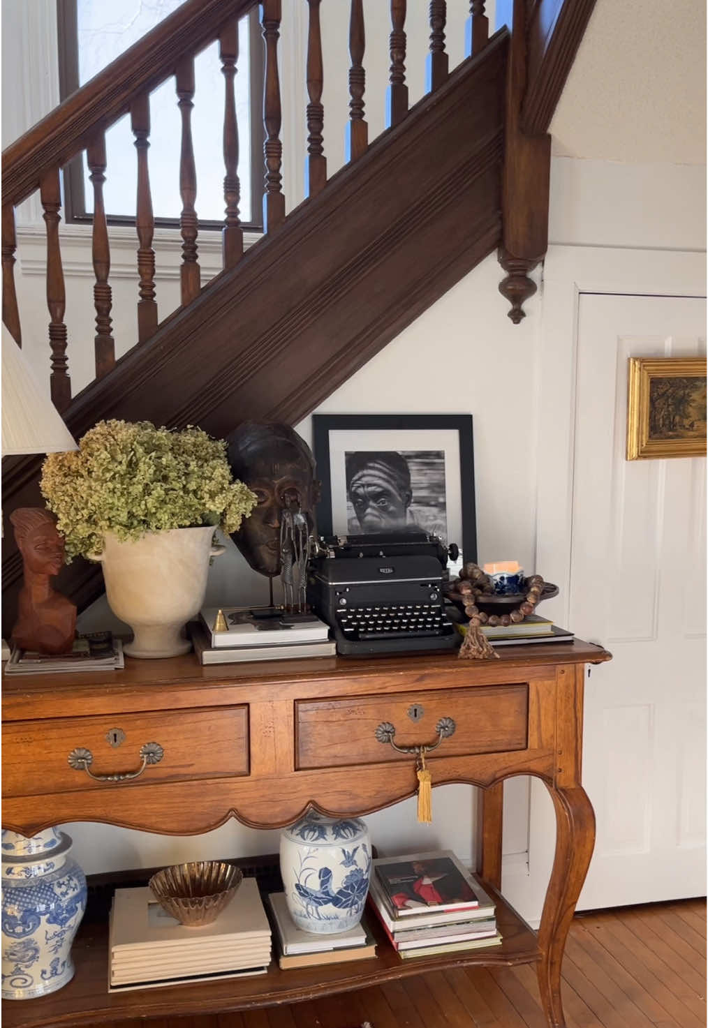 Welcome in to my place of refuge. ✨ #maximalist #grandmillenial #maximalisthome #interiordesign #victorianhouse #maximalistdecor #oldmoneyaesthetic #homeinterior #vintagedecor #antiquedecor#antique#vintage#jamesbaldwin#chinoiserie