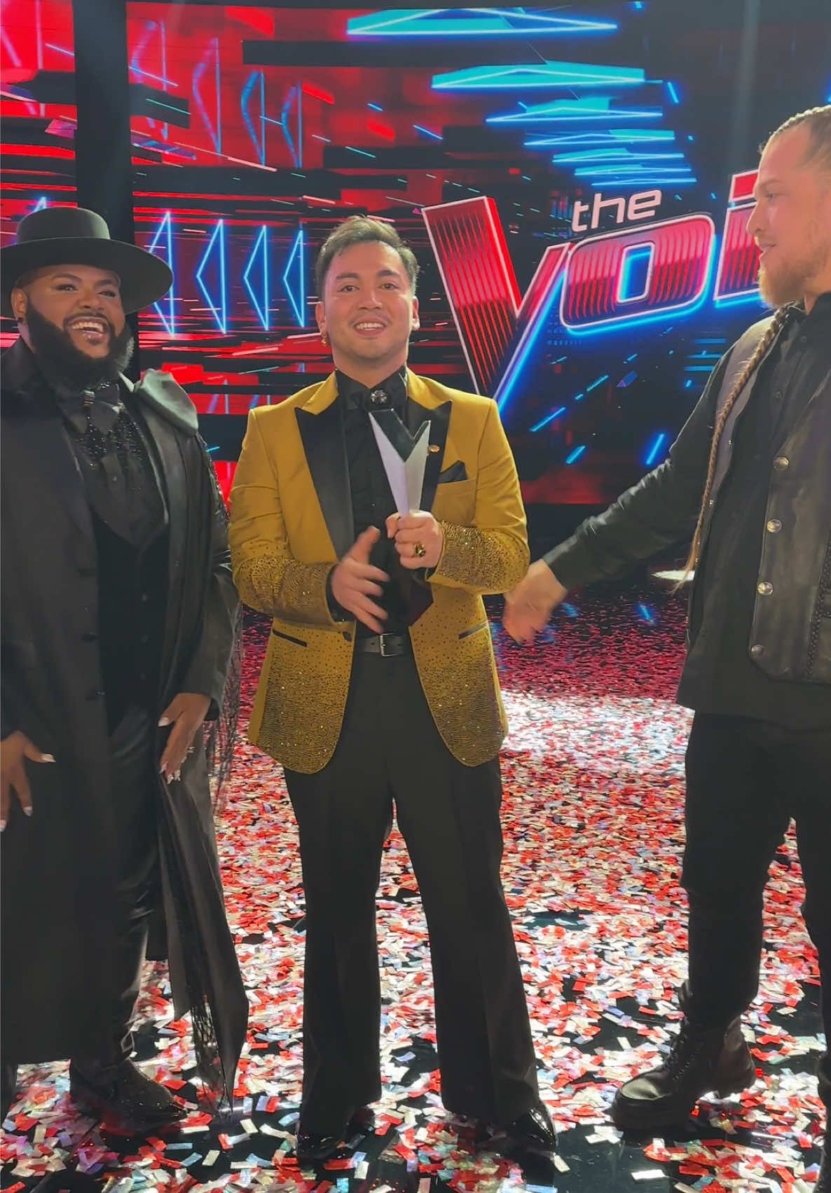 And the award for best trophy pass goes to… 🏆 #TheVoice #SofronioVasquez #VoiceWinner 