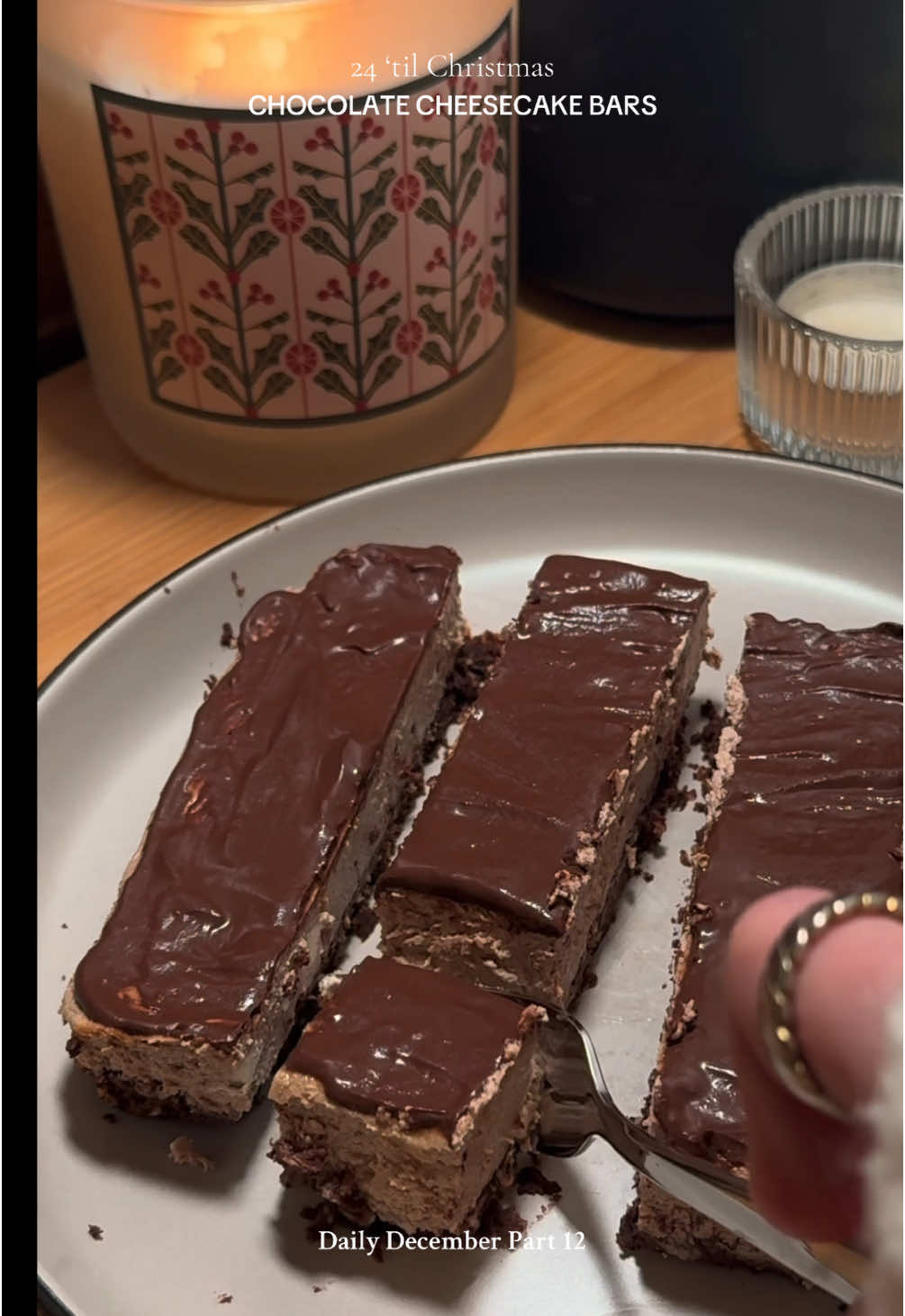 DAILY DECEMBER PART 12 | Es ist auch einfach so praktisch solche snacks im kühlschrank ready zu haben, ob als dessert oder wenn man zischendurch was süßes will ✨  REZEPT:  BASE  45gr peanut butter 20gr maple sirup 15gr backkakako 15gr gemahlene haferflocken  CHEESECAKE  200gr skyr 50gr frischkäse light 1 ei 1TL kakaopulver chunky flavor TOPPING schokocreme #creatorsearchinsights #cheesecake #chocolatelover #desserttiktok #snacks #healthysnacks #einfacherezepte #zuckerfrei 