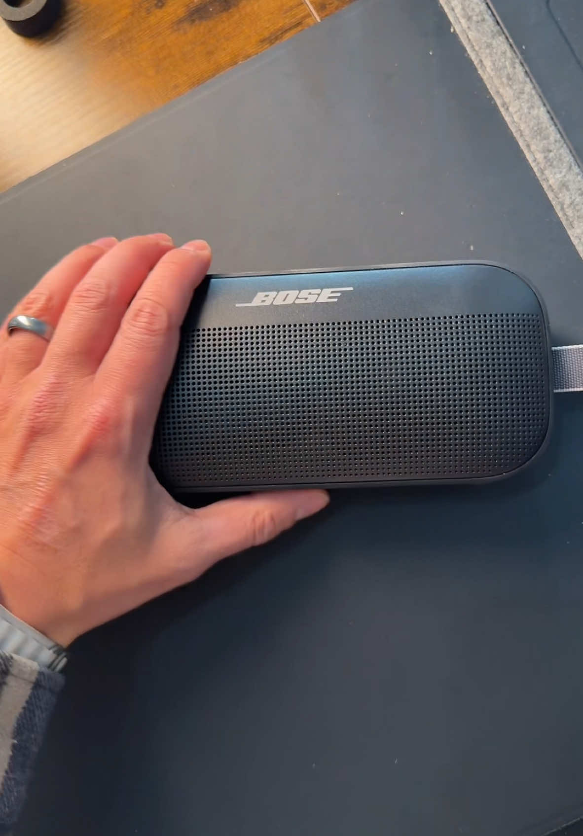 This is the #bosesoundlinkflex and its absolutely awesome! #soundspeakers #kahlaDeals #Kahlatalk #Kahlatech  #TikTokShopHolidayHaul #MadeMyYear #TTSDelightNow #GiftGuide 