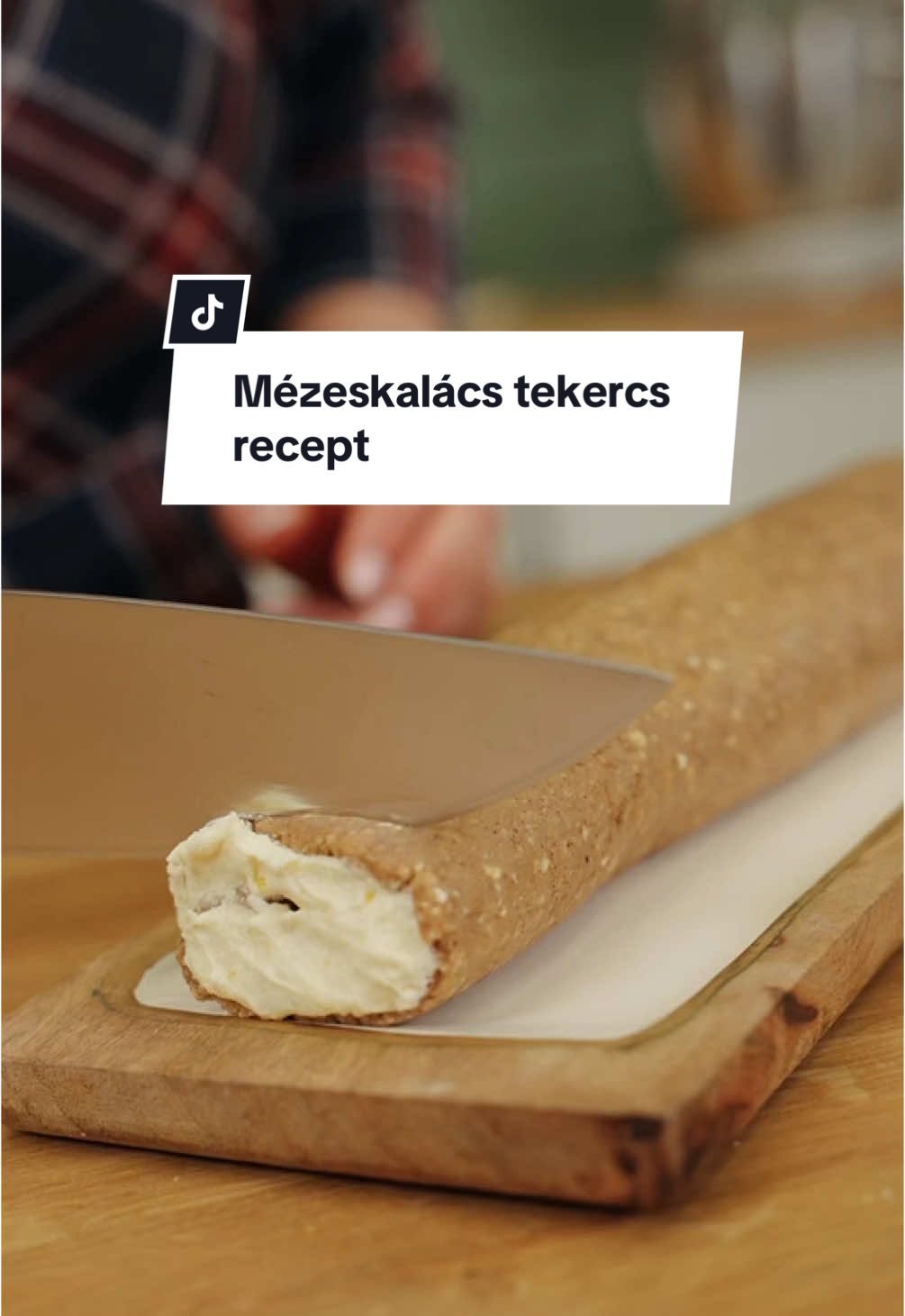 🎄🍪Mézeskalácsos keksztekercs 🍪🎄  Hozzávalók  ✨ Tésztához: * 200 g darált keksz * 50 g porcukor * 150 g tej * 2 tk mézeskalács fűszer ✨ Krémhez: * 150 g vaj * 100 g porcukor * 2 ek darált keksz * 1 narancs reszelt héja Elkészítés: 1️⃣ A tészta hozzávalóit összekeverjük, hűtőbe tesszük. 2️⃣ A szobahőmérsékletű vajat porcukorral kikeverjük, majd a darált kekszet és narancshéjat is hozzáadjuk. 3️⃣ A tésztát két sütőpapír között kinyújtjuk, a krémet elkenjük rajta. 4️⃣ Szorosan feltekerjük, és hűtőben pihentetjük 2-3 órát. Ha viszont nincs időd elkészíteni, meg is rendelheted karácsonyra! 🎁   #pupicake #pupirecept #desszert #mézeskalácsos #narancsos  #karácsonyiinspiráció #rendelj #egyszerűreceptek 