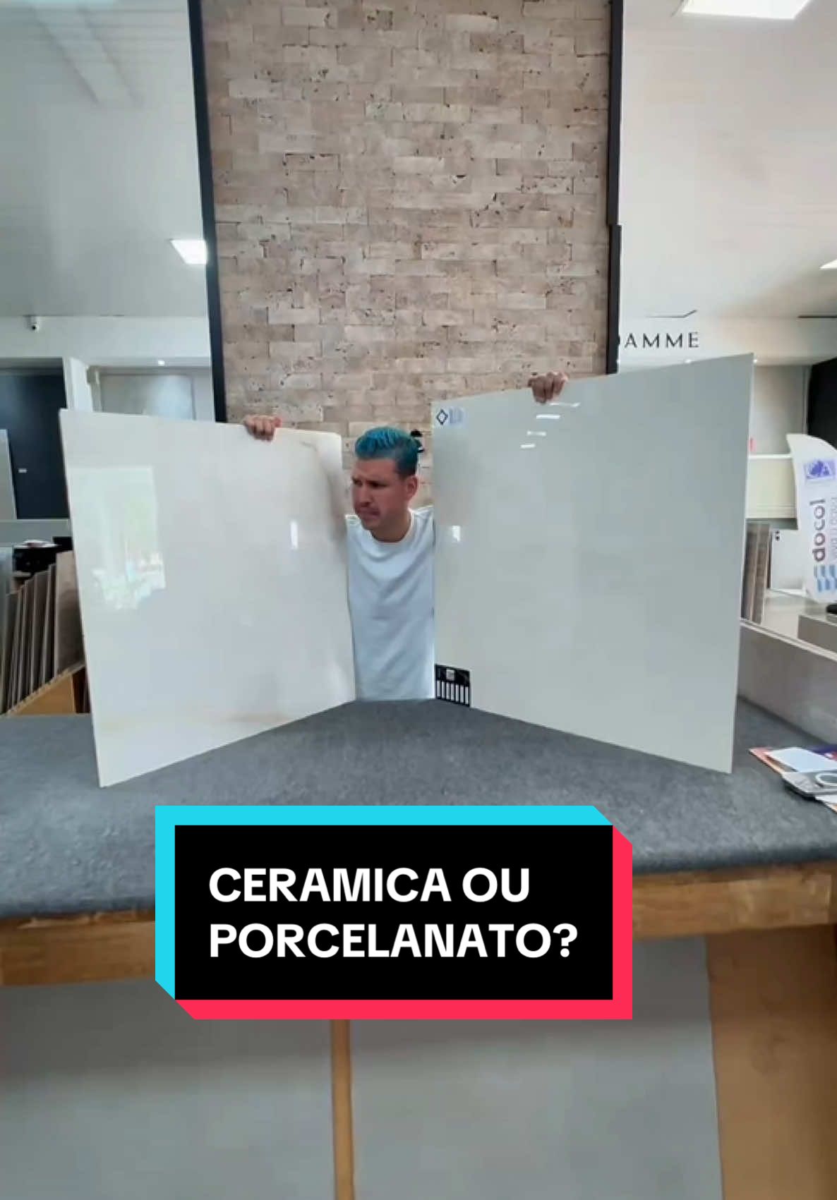 Você sabia que porcelanato e cerâmica são diferentes? 🤔 Qual é o mais resistente? Qual é ideal para a sua casa? Conta tudo no vídeo! 🎥 E aqui na Constuart, você encontra profissionais para te ajudar na escolha dos pisos perfeitos. Aproveite o Mega Outlet, de hoje até dia 14, com peças ponta de estoque para dar aquele detalhe incrível na sua casa. 🔥 Me conta qual vocês escolheria ai?   #obra #reforma #arquitetura 