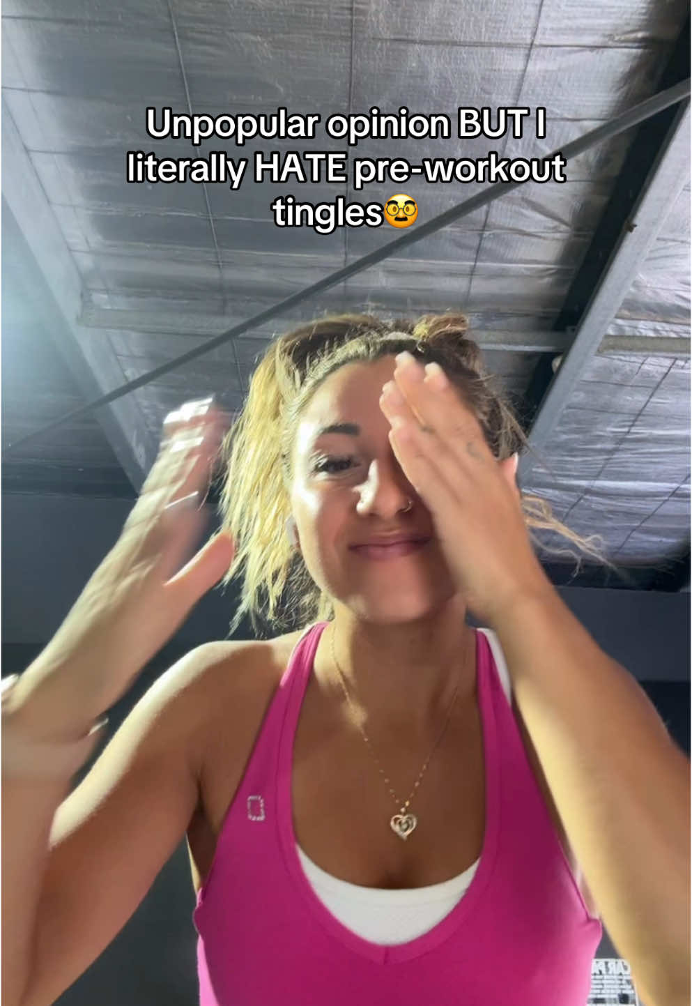 A full scoop of pre literally makes me look like a junkië at the gym, great🙃 How do you people enjoy this feeling?? #relatablegymthings #gymrat #preworkout #preworkoutproblems #gymmotivation 