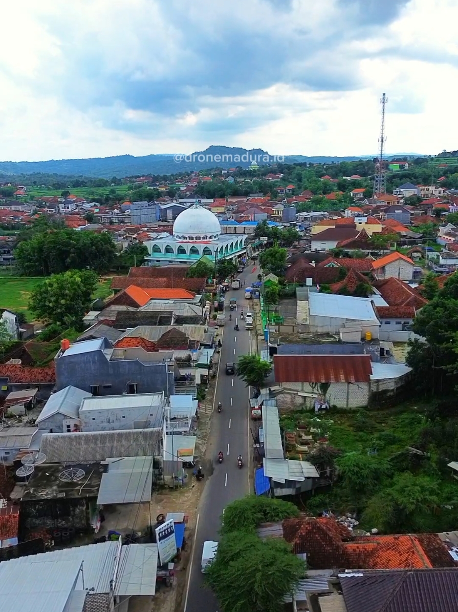 Pov : Suasana Sepanjang Jln. Raya Pasar Waru Kec. Waru Kab. Pamekasan *Butuh jasa drone untuk acara atau spil Rumah silahkan WA.087858880086 #dronevideo #pasarwaru #lewatberanda #fyppppppppppppppppppppppp 