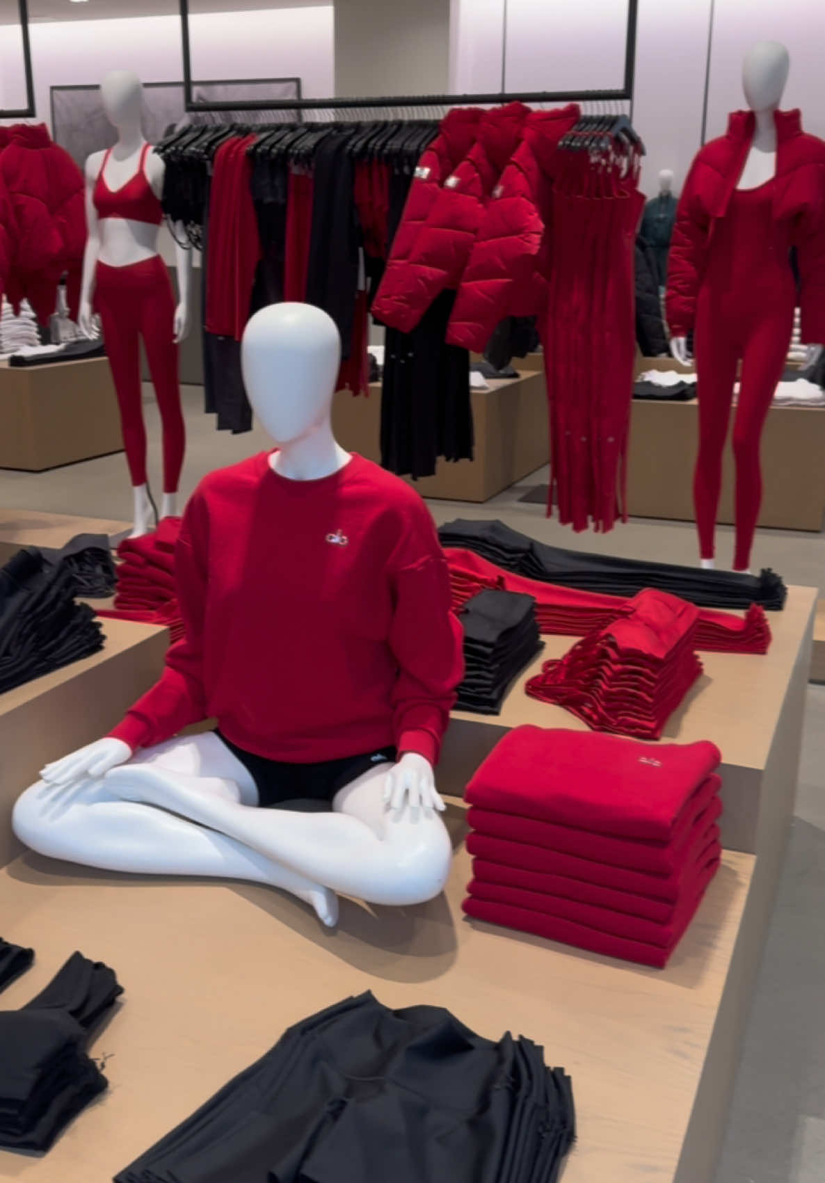 ALO’s newest color is “Bold Red” ❤️🩶 @Alo Yoga  #fyp #aloyoga #alo #aloyogaclothing #aloyogahaul #aloyoga #aloyogaset #boldred #red #Fitness #yoga #yogagirl 