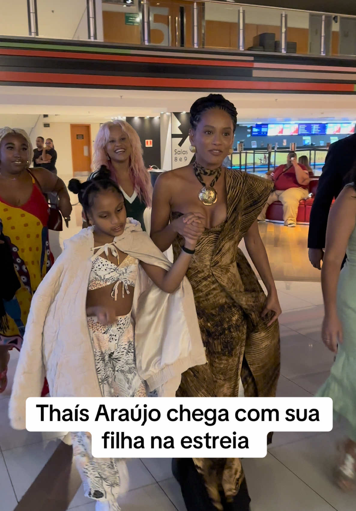 Thaís Araújo chega com sua filha na estreia #for #fouryou #page #fyp 