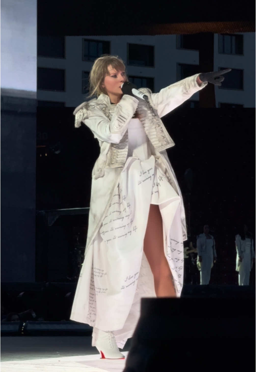 Taylor pointing to fans that need help in the crowd due to the hot weather in Zürich #TSTheErasTour #erastour #taylorswift #eras #letzigrund @Taylor Swift @Taylor Nation 