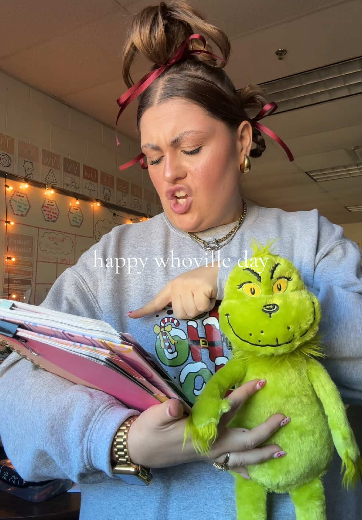 whoville day haha! Couldn’t even try to take a normal video looking like Cindy🤣 #teachersoftiktok #cindylouwho #cindylouwhohairtutorial #grinchmas #grinchtiktok #teacherspiritweek #teacher #midsize #midsizestyle #fashion 