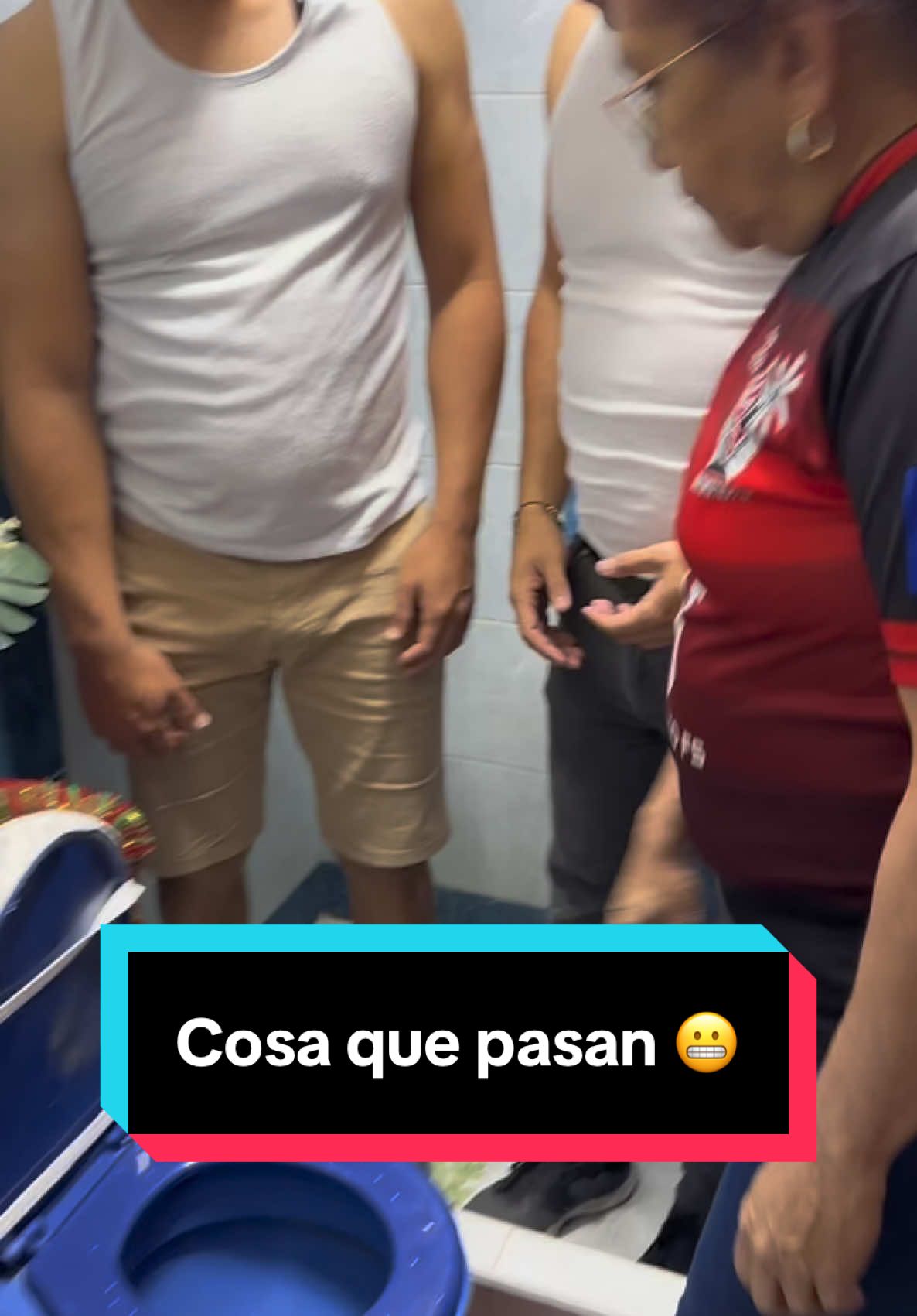 Cosas que nos pasan 😬 #cosasquepasan #encasa #familia #madreehijo #hijos #hombres #viral_video #chiste #comedia #humor #nosotrossomos #marcoymiguelvivas  @Mamademarcoymiguelvivas  @Marco Antonio Vivas 