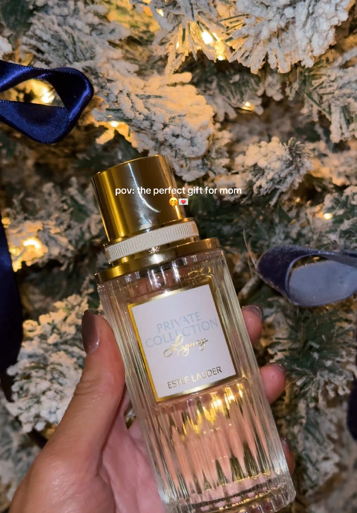 great gift idea !!! 🎅🏼🎅🏼🎅🏼 this is the Estée Lauder Private Collection Legacy Fragrance !! bottle is everything   thank you @esteelauder ❤️❤️ #EsteeLauder #EsteeWishList #GIFTED #perfumetiktok #perfectgifts #gift #giftideas #momgift #giftforher #christmas #christmaspresent #present #holiday #pr 