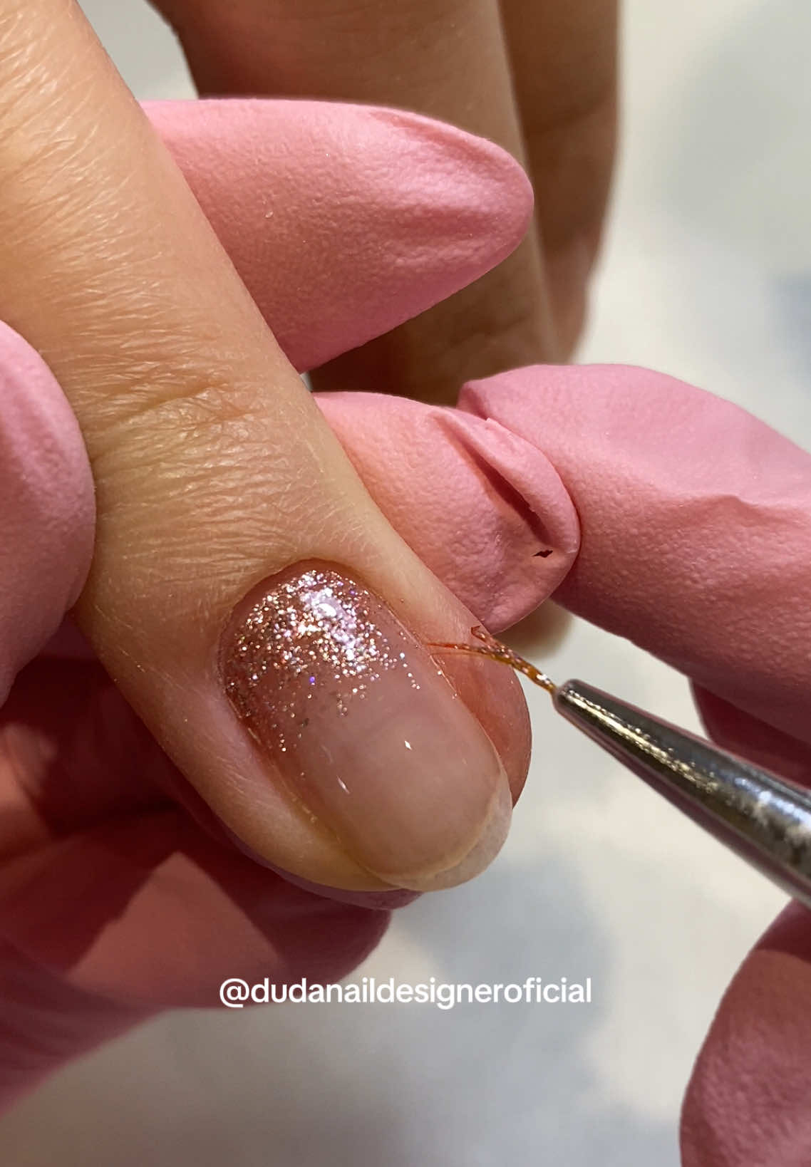 Cascata de Glitter! Decoração favorita para o fim de ano!🪄 #manicure #tutorial #nailarttutorial #glitternails #unhasdecoradas 