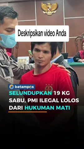 Khaidir, seorang pekerja migran indonesia (PMI) ilegal yang membawa 19 kilogram narkotika jenis sabu selamat dari hukuman mati.  Sebab, majelis hakim Pengadilan Negeri Batam menjatuhkan pidana seumur hidup penjara. Vonis hukuman terhadap khaidir dibacakan majelis hakim yang dipimpin Monalisa. Dalam amar putusan, hakim Monalisa menilai perbuataan Khaidir telah terbukti sah dan menyakinkan bersalah.  Yang mana terdakwa telah terbukti melanggar pasal 114 ayat 2 UU narkotika no 35 tahun 2009, tentang melakukan pemufakatan jahat, dengan menjadi perantara, memiliki  atau menyimpan narkotika jenis sabu. “Perbuataan terdakwa haruslah dihukum sesuai dengan apa yang dilakukan,”ujar Monalisa. Menurut dia, hal memberatkan perbuataan terdakwa tidak mendukung program pemerintah dalam hal pemberantasaan narkotika.  Terdakwa juga terlibat dalam jaringan sindikat narkoba internasional, terdakwa juga telah pernah dihukum. Hal meringankan, terdakwa kooperatif fan menyesali. “Memperhatikan unsur pasal telah terpenuhi, maka menjatuhkan pidana terhadap terdakwa dengan seumur hidup penjara,” imbuh hakim. Reporter & video : Yashinta Baca selengkapnya klik di www.batampos.co.id #penyelundupan #sabu #hukuman #vonis #seumurhidup #batam #tiktokberita #fyp #beritabatam 