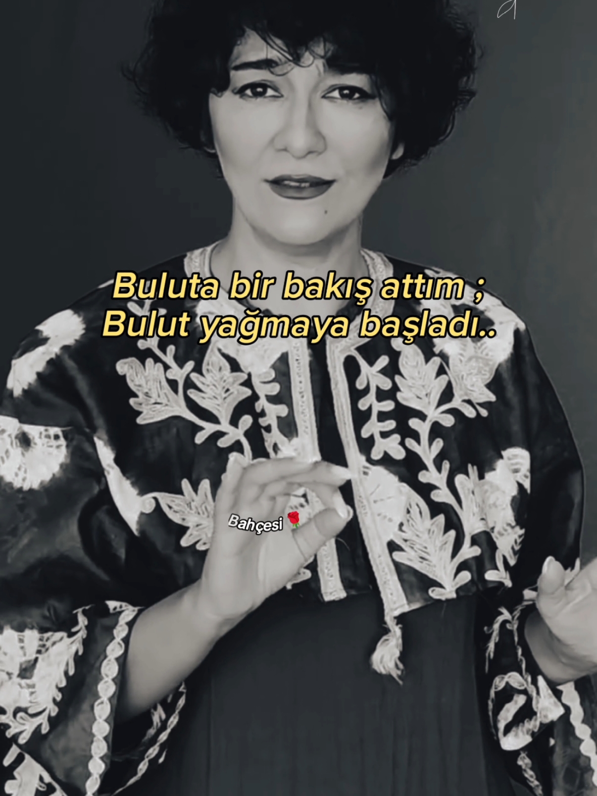 Yâre bir nazar ettim... Yek nezer ber yâr kerdem, yâr naliden gırıft.. Yek nezer ber ebr kerdem, ebr bariden gırıft.. Yek nezer ber bad kerdem, bad reqsiden gırıft.. Yek nezer ber kuh kerdem, kuh lerziden gırıft.. Yâr naliden gırıft.. Ebr bariden gırıft.. Bad reqsiden gırıft .. Kuh lerziden gırıft.. Tikyê ber divar kerdem, xak ber ferqem nışıst.. Xak ber ferqeş nışîned, an kı yâr ez men gırıft.. 🎶Eserin ismi ; یک نظر بر یار کردم  🎤Seslendiren ; @soudehsharhi یک‌ نظر بر یار کردم یار نالیدن گرفت یک نظر بر ابر کردم ابر باریدن گرفت یک نظر بر باد کردم باد رقصیدن گرفت یک نظر بر کوه کردم کوه لرزیدن گرفت یار نالیدن گرفت  ابر باریدن گرفت  باد رقصیدن گرفت  کوه لرزیدن گرفت  تکیه بر دیوار‌ کردم خاک بر فرقم نشست خاک بر فرقش نشیند آن که یار از من گرفت  . . #farsçabahçesi🌹 