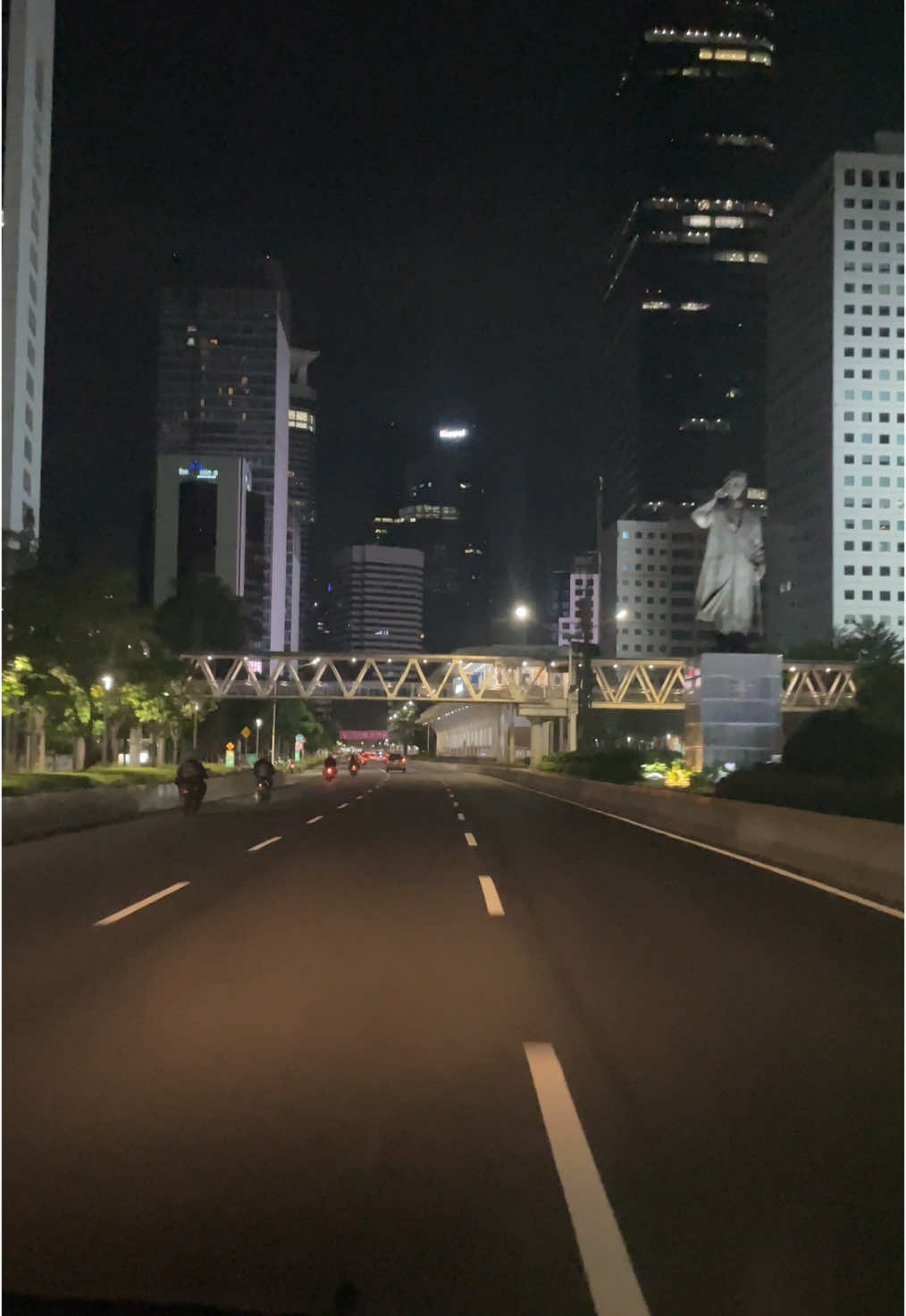 Jakarta Sudirman Mid Night Drive  ,sudirman jakarta malam hari  #jakarta #sudirman #jakartaselatan #party #dugemparty #stadiumjakarta #mentahanvideo #fyp #citylightsjakarta 