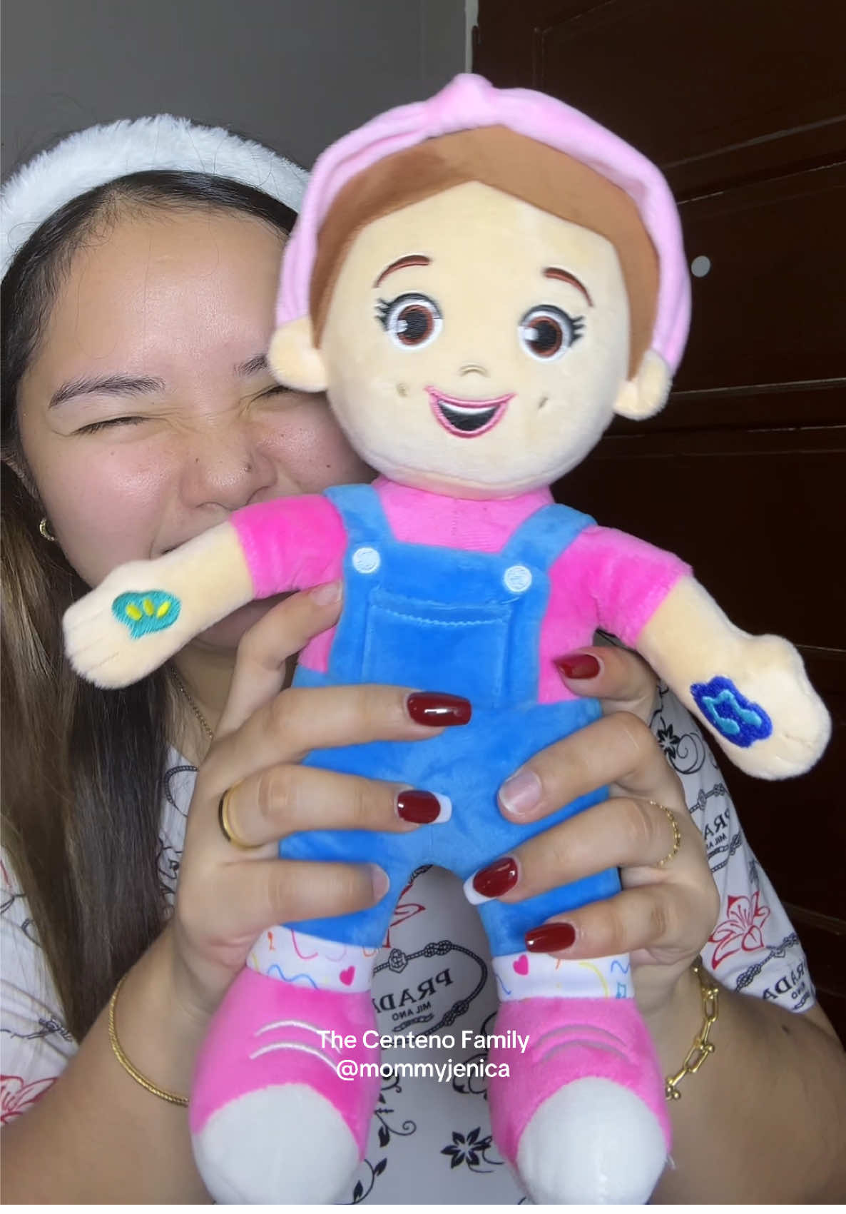 Tuwang tuwa na naman anak kong Idol si Ms Rachel😁 Pedeng pede pang regalo ngayon pasko #msracheldoll #msrachel #plushtoys #plush #toysforkids #christmasgift #TikTokShop #msrachelsongforlittes 