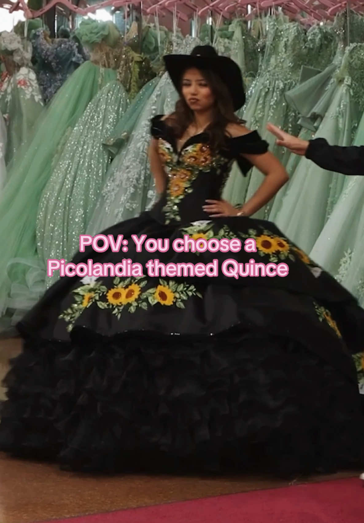 An iconic theme!💅💋 Watch NEW episodes of #PlanningMyQuince every Tuesday! Link in Bio!💖 #Moda2000 #Quince #quinceañera #dresses #xvaños #quinceaños #quincedress 