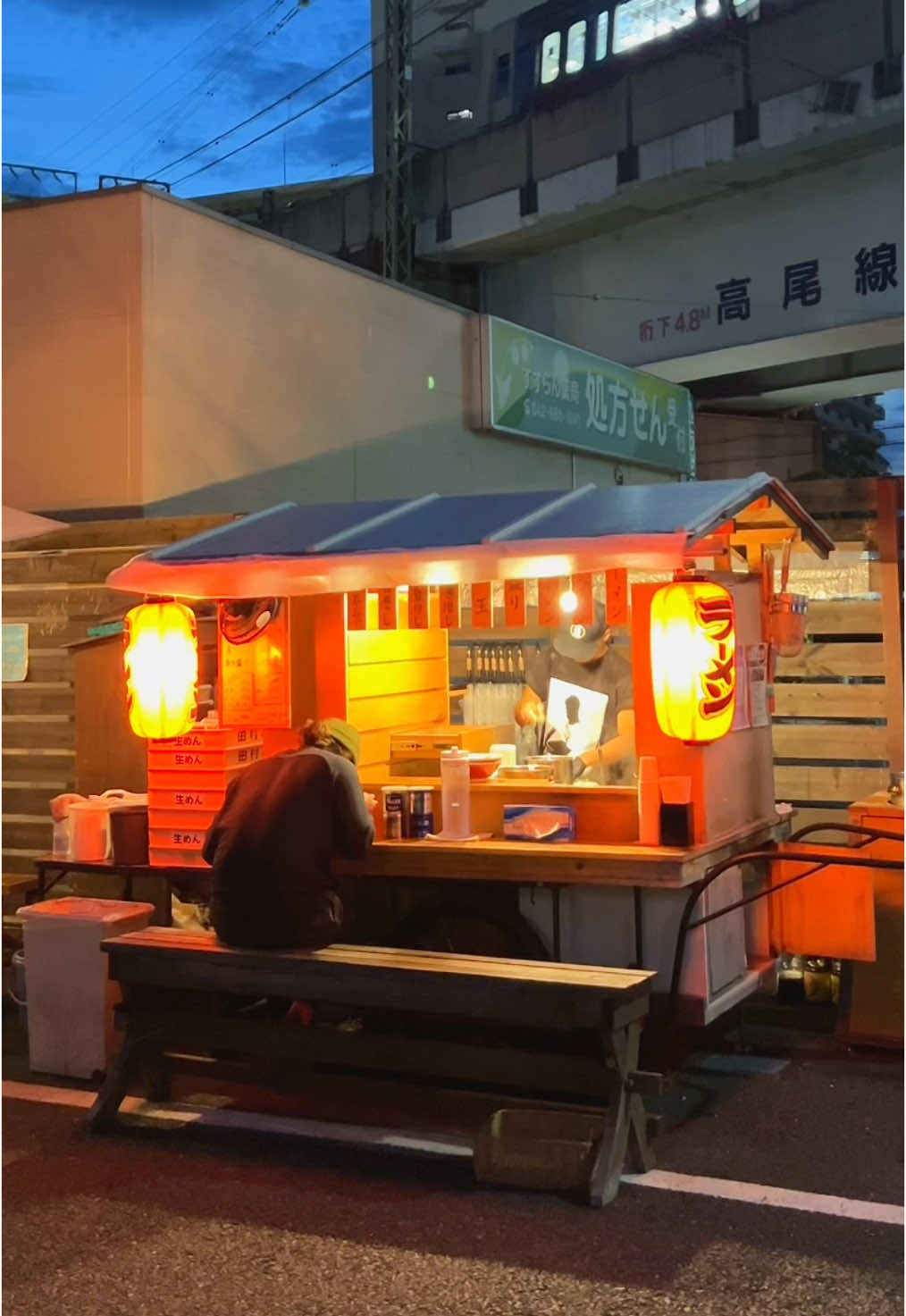 心が温まるような、味のある屋台ラーメン🍜 高尾にある行列の出来る屋台ラーメン🍜 麺は固めで歯切れが良く、麺線もと綺麗に整えられてれいて見栄えから美しい。 スープは透き通ったあっさりだが魚介の旨みもほのかにかおり、物足りない感は一切ないコクのあるスープ🥣 チャーシューや海苔なども美味しいけど、特徴的な刻み玉ねぎは甘みが溶けだして◎ この1杯の中に不要なものなんてまるで無い、完成されたらーめん🍜 絶対にリピートしたい、そんなラーメンでした🍜 📍しゅんやっちゃん / 高尾 ￥950～/人 ⏰営業時間：18:00〜23:00 💤定休日：日曜日、月曜日 🏠住所：〒193-0845 東京都八王子市初沢町１２７７−８ #東京グルメ #八王子グルメ #八王子ラーメン 