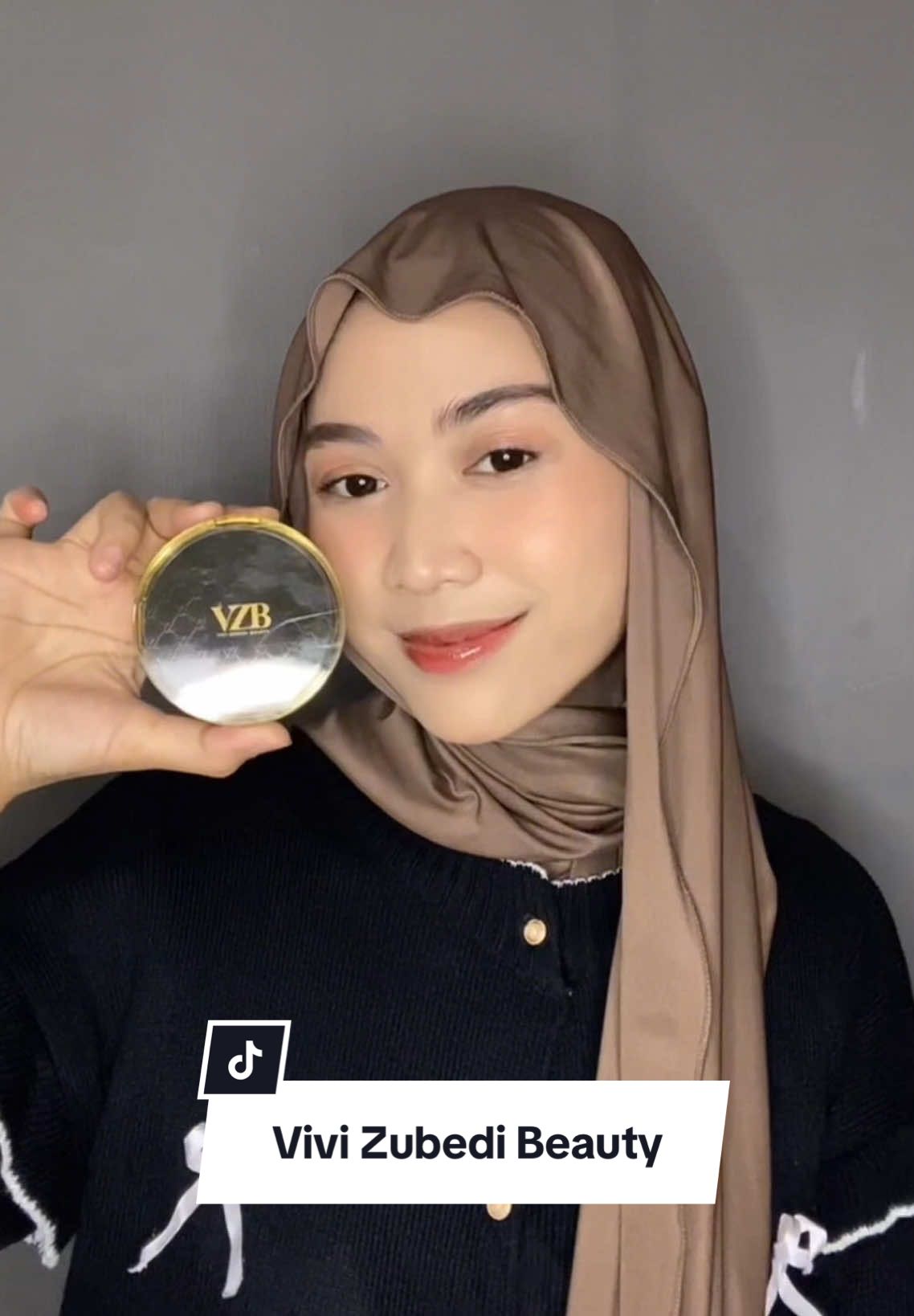 Cushion terbaru dari designer ternama Indonesia @Vivizubedi Beauty @Vivi Mar’i Zubedi  Yg aku suka ini ada kandungan skincarenya✨ #GlassSkinGoals #Cushion #Makeup #ViviZubediBeauty 