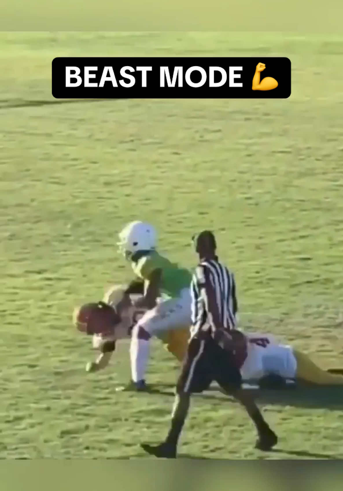 Tag someone who can’t tackle you! 😤 (via _jordanlockhart/IG) #football #beast #dominant #athlete #highlights #boom #highschoolfootball #sports 