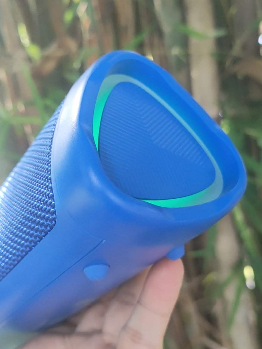 ROBOT RB525 RGB Bluetooth Speaker Outdoor Tahan Air IPX5 Ultra Bass Stereo Sound 1. Speaker Bluetooth Portable Luar Ruangan 2. Speaker ganda suara menggetarkan lapangan, kekuatan besar 10W, 2 speaker 2 inci dilengkapi dengan dua membran yang dapat dilihat, membuat pesta menjadi lebih meriah 3. Tingkat tahan air IPX5, pegangan portable kulit 4. Lampu dinamis RGB, tiga mode gerakan membuat musik menjadi lebih berwarna 5. Baterai besar 1500mAh daya tahan lama 6. Nikmati musik terus menerus selama 5jam, mendukung pemutaran melalui USB,Blueooth,AUX, panggilan Handsfree 7. Chip Bluetooth 5.3, mendukung dua speaker RB525 terhubung, mencapai suara stereo sejati Spesifikasi : Bluetooths Version : 5.3 Working Distance : ≤10M Output Power : 10W Speaker specification : 52mm x2 Frequency Range : 40Hz~18KHz Signal-to-noise ratio : ≥80dB Battery capacity : 1500mAh 3.7V Charging time : 3 Hours Play time : 5 Hours Power input : 5V 1A Product size : 200 x 72 x 72 mm Product weight : 540g 