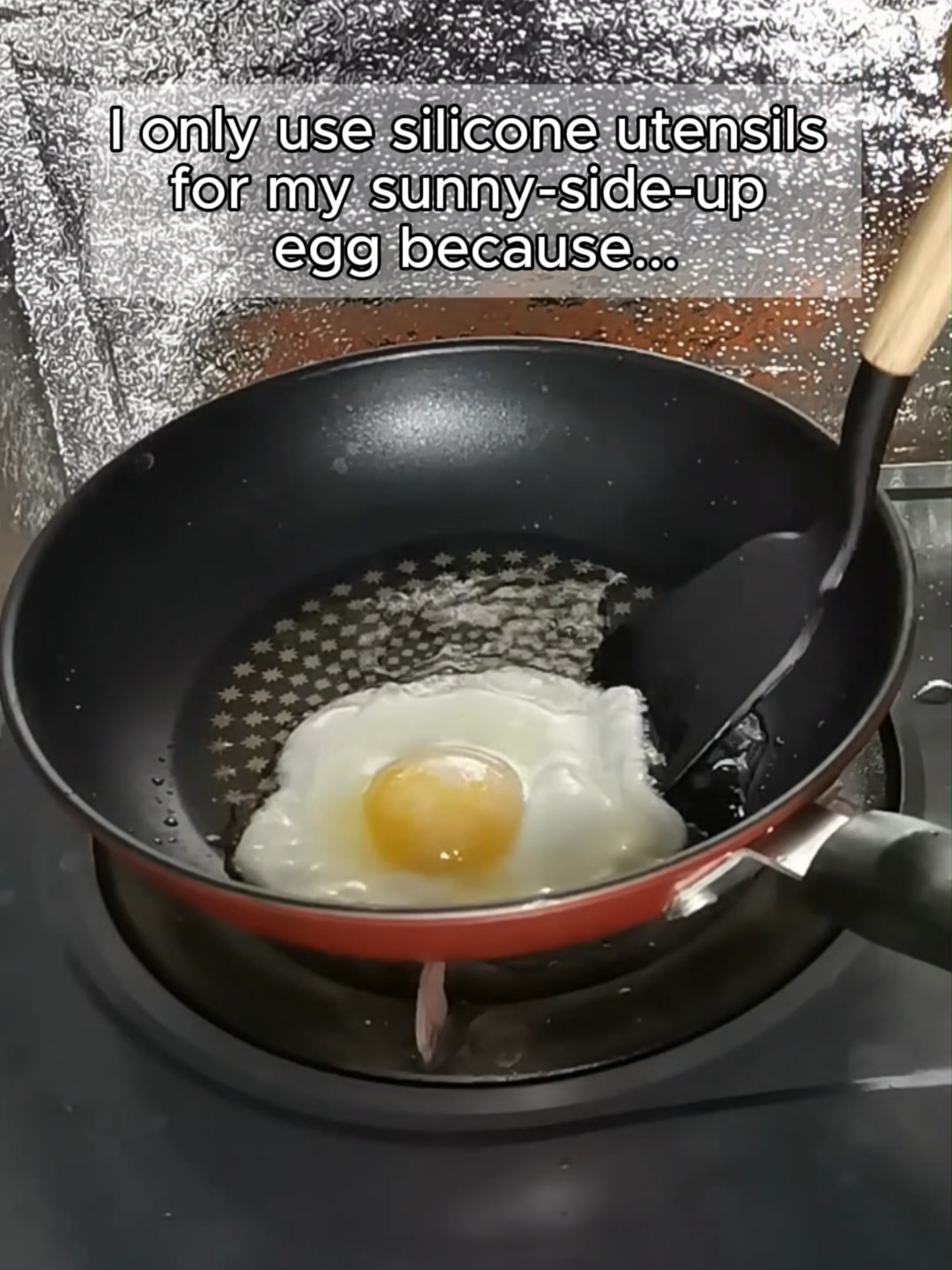 Gentle on eggs, tough on performance! 🍳✨ Silicone utensils = perfect sunny side up every time! Link in our bio🛒 #siliconeutensils #cheapkitchenutensils #kitchenutensils #sunnysideup #nonstick