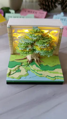 Calendario 3D 2025 Paisaje Árbol Verde con Luz. #Calendario  #2025 #3d #sadstory #paisajes  Decora tu año con este Calendario 3D 2025 de paisaje verde con luz