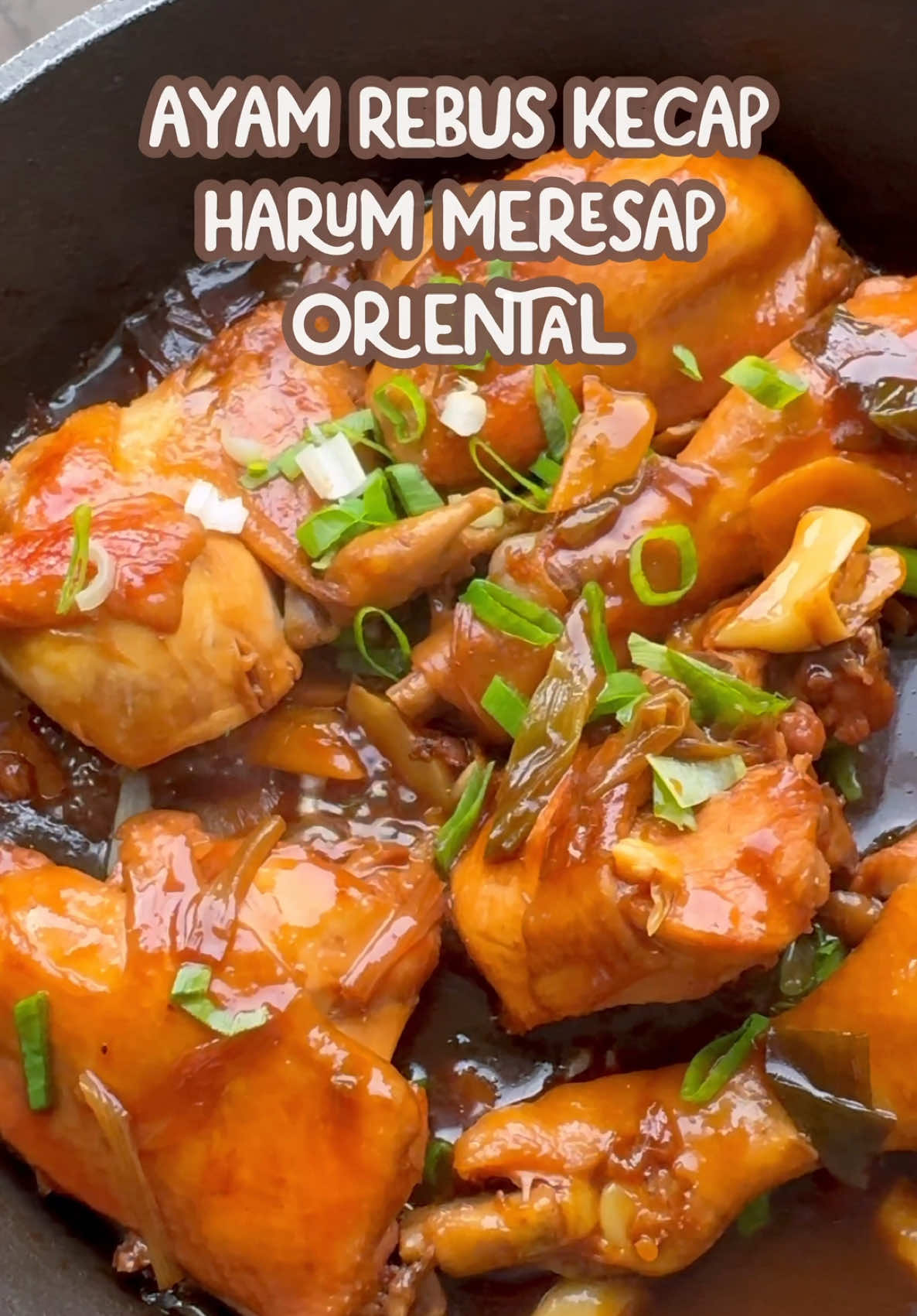 Kelembutan ayam yang dimasak perlahan meresap sempurna dalam saus yang gurih dan harum. 💚✨🍴🍗 #AyamRebusSausKedelai #MasakanOriental #KulinerAsia #ResepAyam #Foodie #FoodLover #MakanEnak #MasakanRumahan #HomemadeFood #ChineseFood