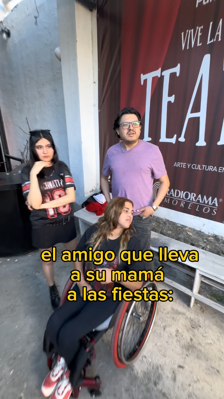 no lleven a su mamá a todos lados, es muy incómodo con @cuernavaca comedy crew